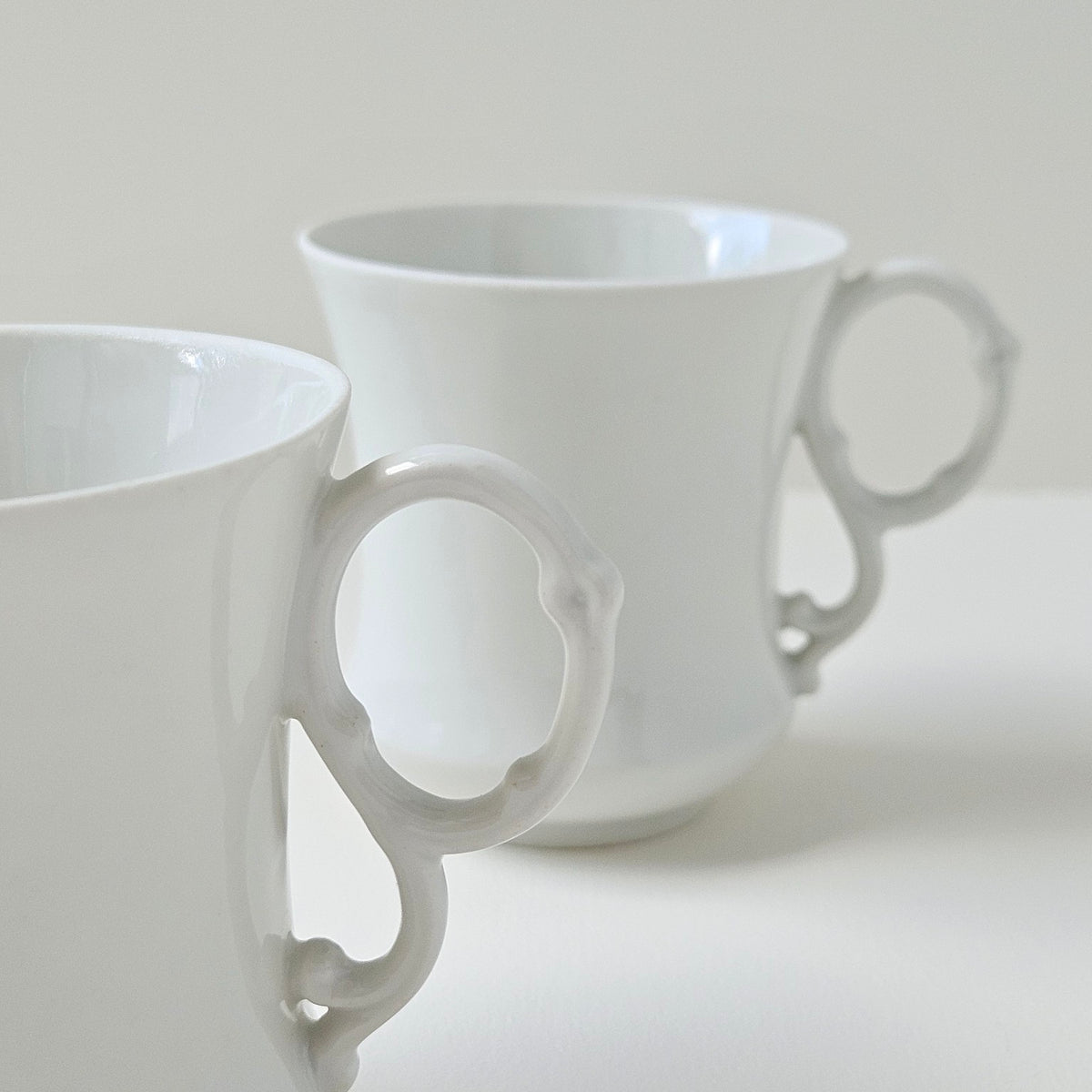 Paire de tasses à café – Manufacture Bernardaud – Limoges, 1re moitié du XXᵉ s.