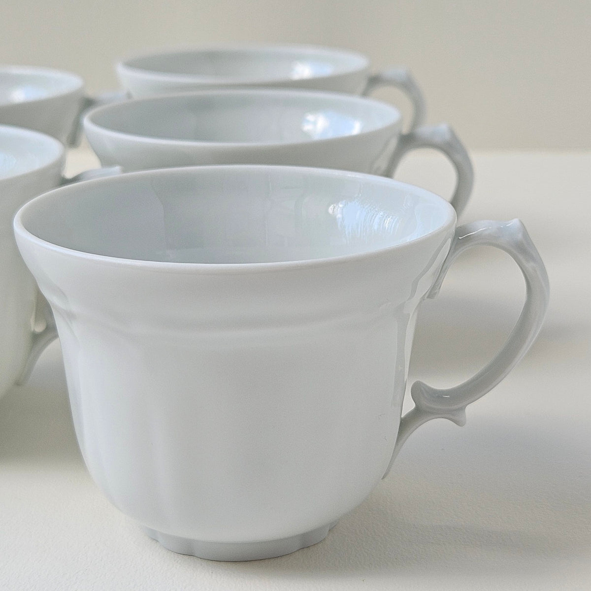 Ensemble de six tasses à café en porcelaine fine – Limoges, 2e moitié du XXᵉ s.