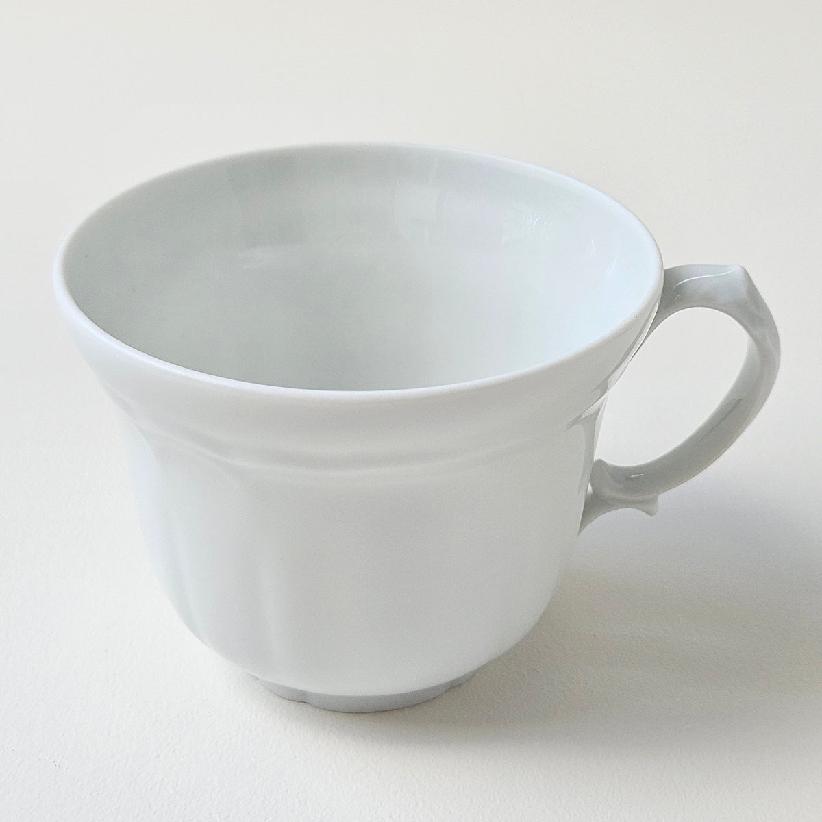 Ensemble de six tasses à café en porcelaine fine – Limoges, 2e moitié du XXᵉ s.