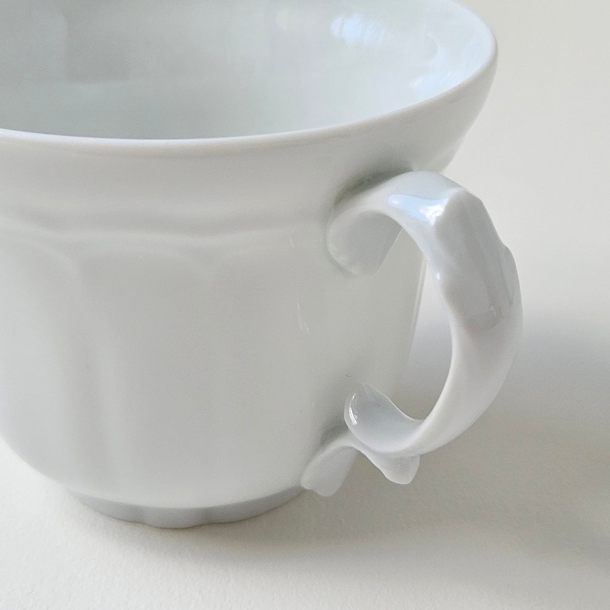 Ensemble de six tasses à café en porcelaine fine – Limoges, 2e moitié du XXᵉ s.