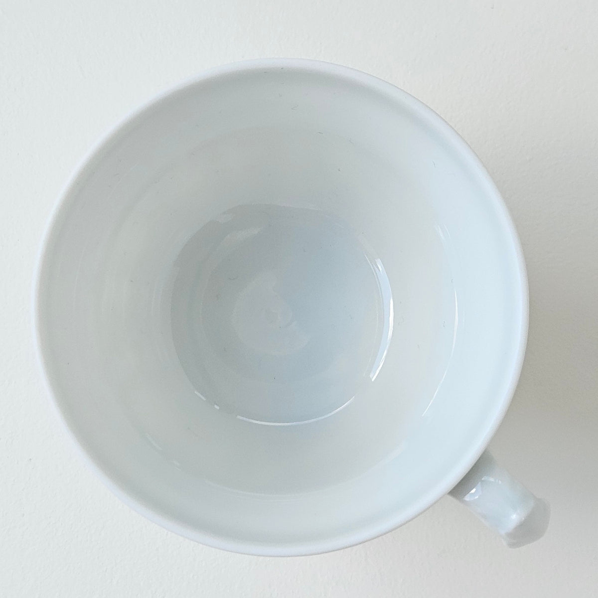 Ensemble de six tasses à café en porcelaine fine – Limoges, 2e moitié du XXᵉ s.