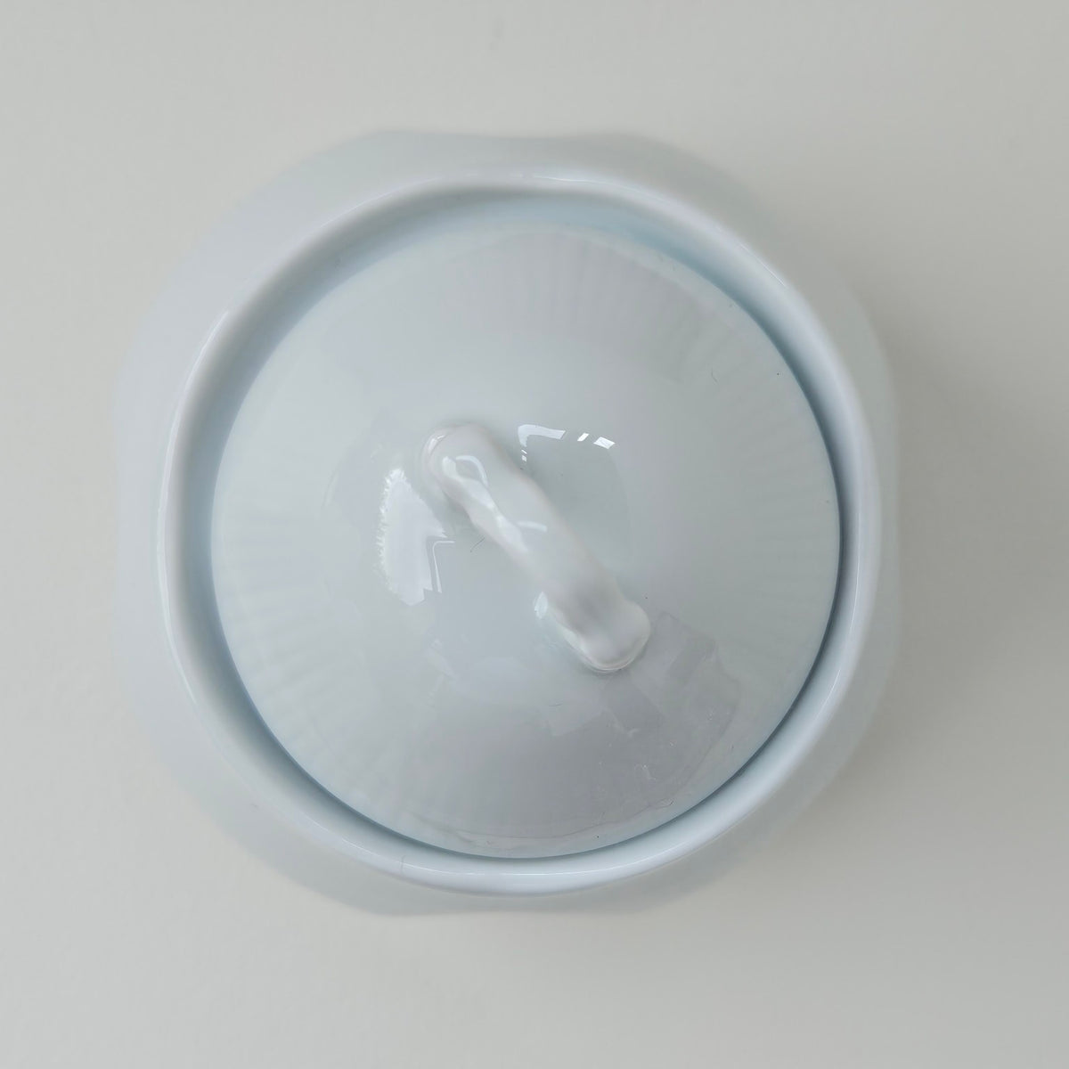 Sucrier couvert en porcelaine dure blanche émaillée – Limoges, 2e moitié du XXᵉ s.