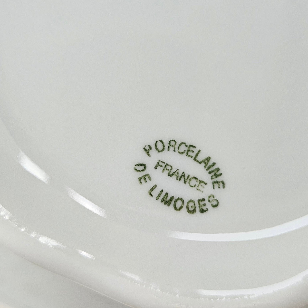 Sucrier couvert en porcelaine dure blanche émaillée – Limoges, 2e moitié du XXᵉ s.