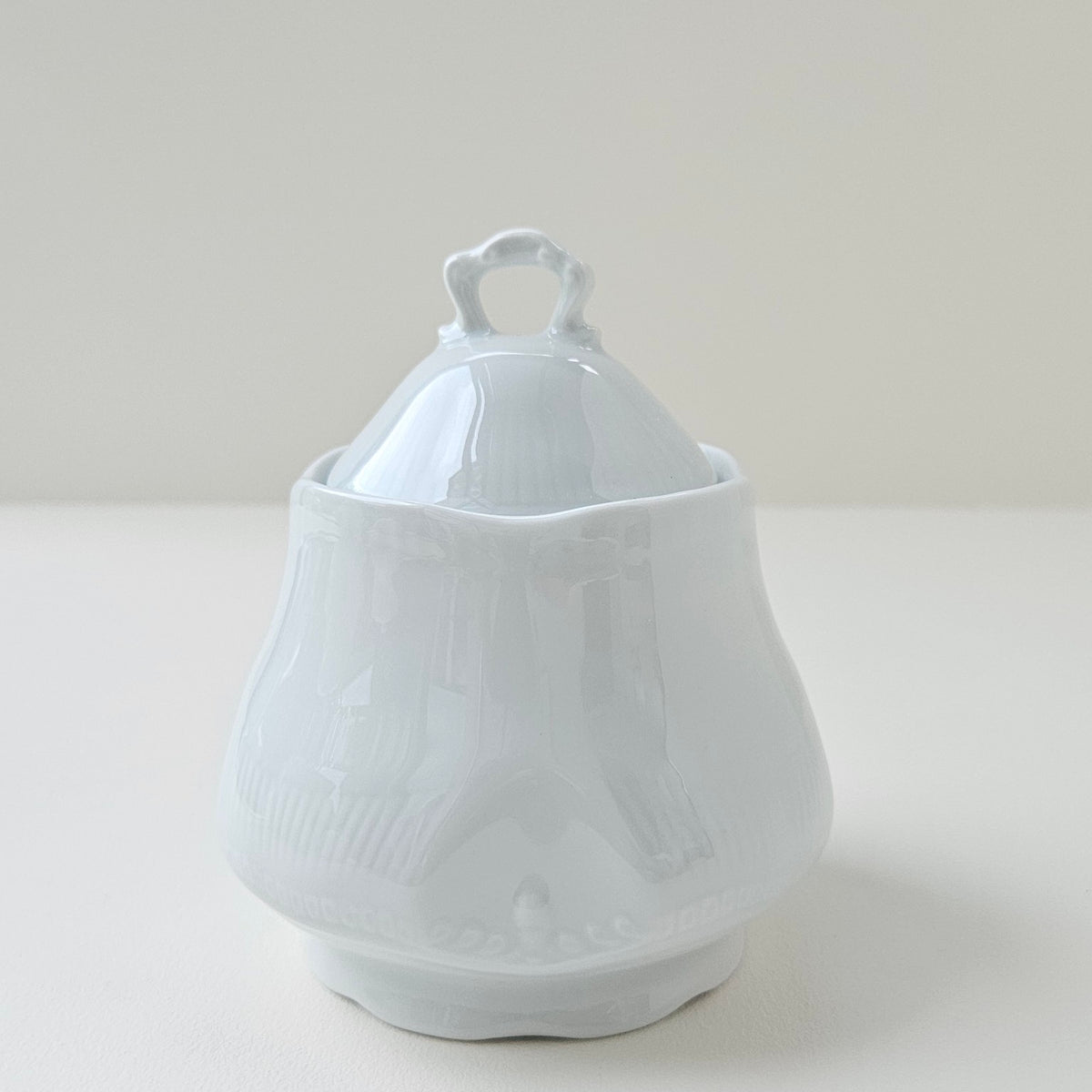 Sucrier couvert en porcelaine dure blanche émaillée – Limoges, 2e moitié du XXᵉ s.