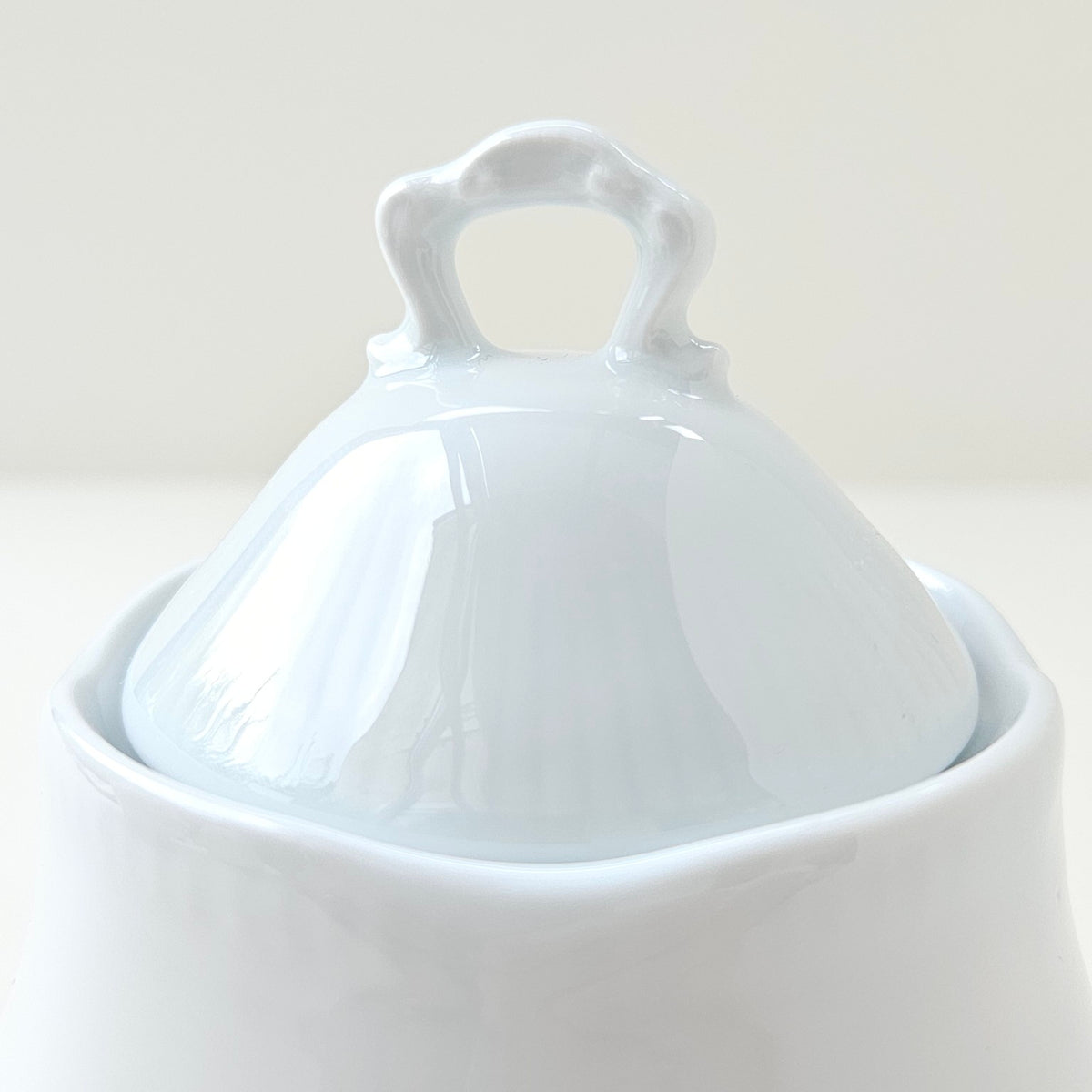 Sucrier couvert en porcelaine dure blanche émaillée – Limoges, 2e moitié du XXᵉ s.