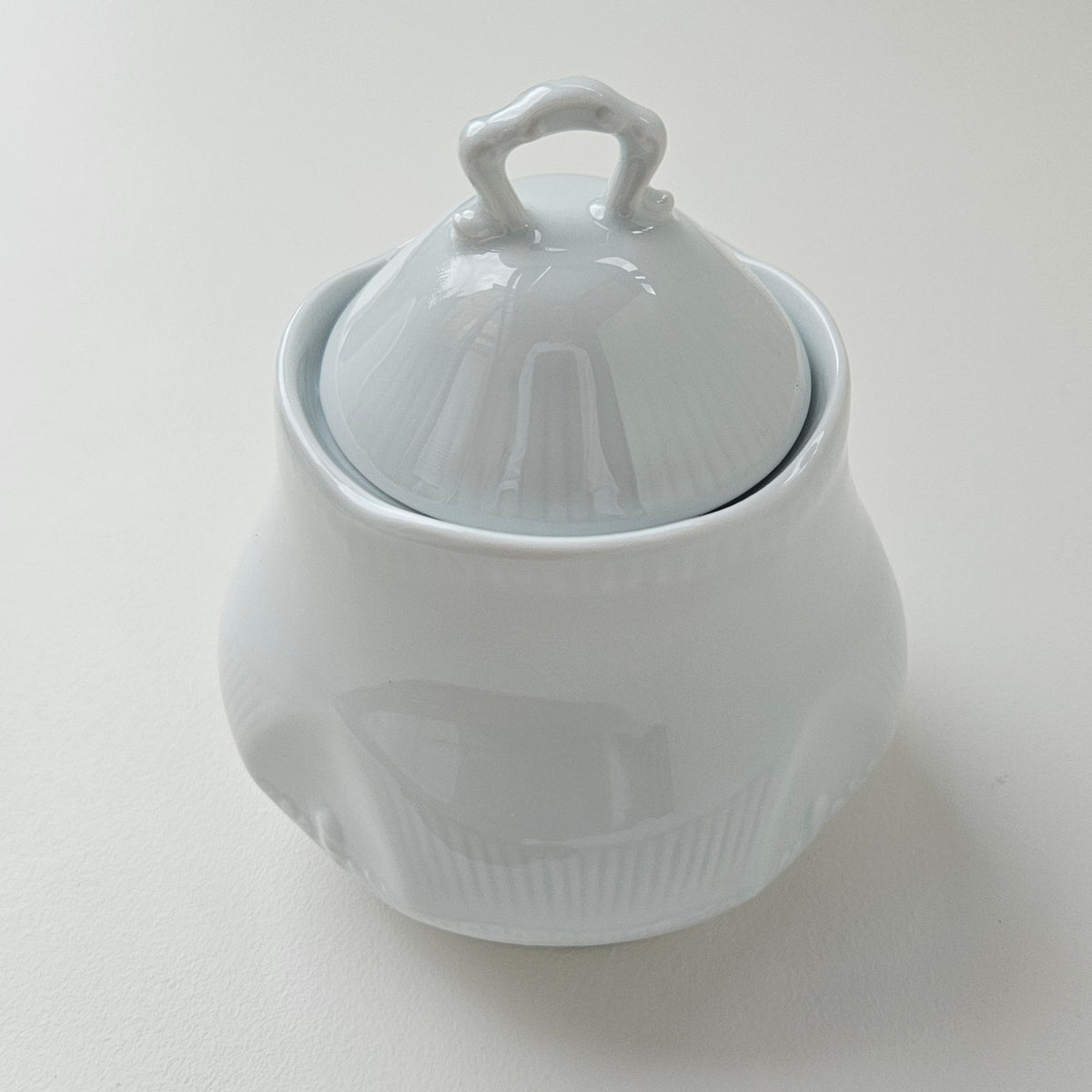 Sucrier couvert en porcelaine dure blanche émaillée – Limoges, 2e moitié du XXᵉ s.