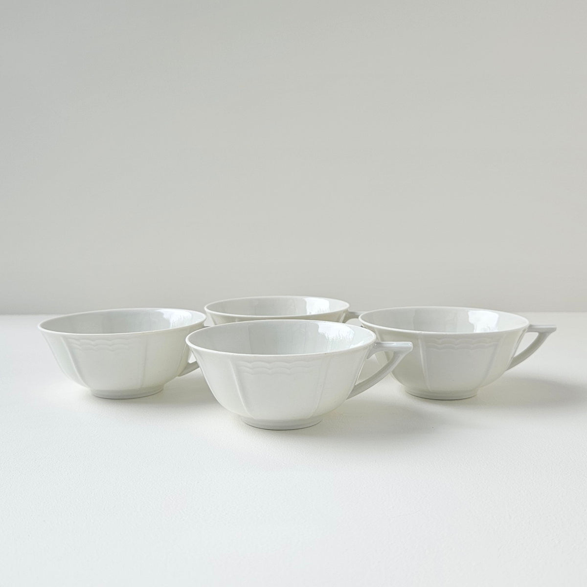 Ensemble de 4 tasses à thé en porcelaine fine – Limoges, v. 1940-1950