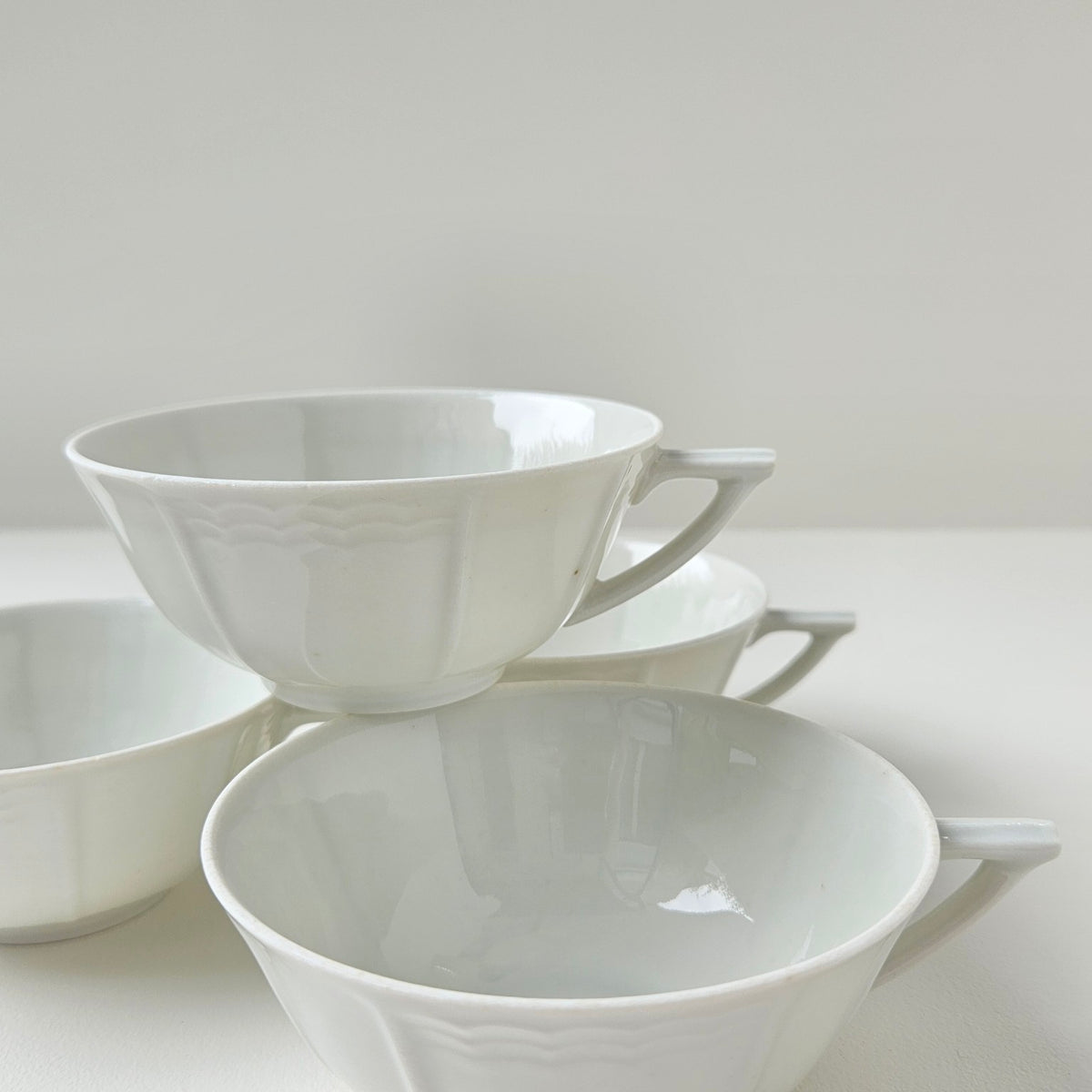 Ensemble de 4 tasses à thé en porcelaine fine – Limoges, v. 1940-1950