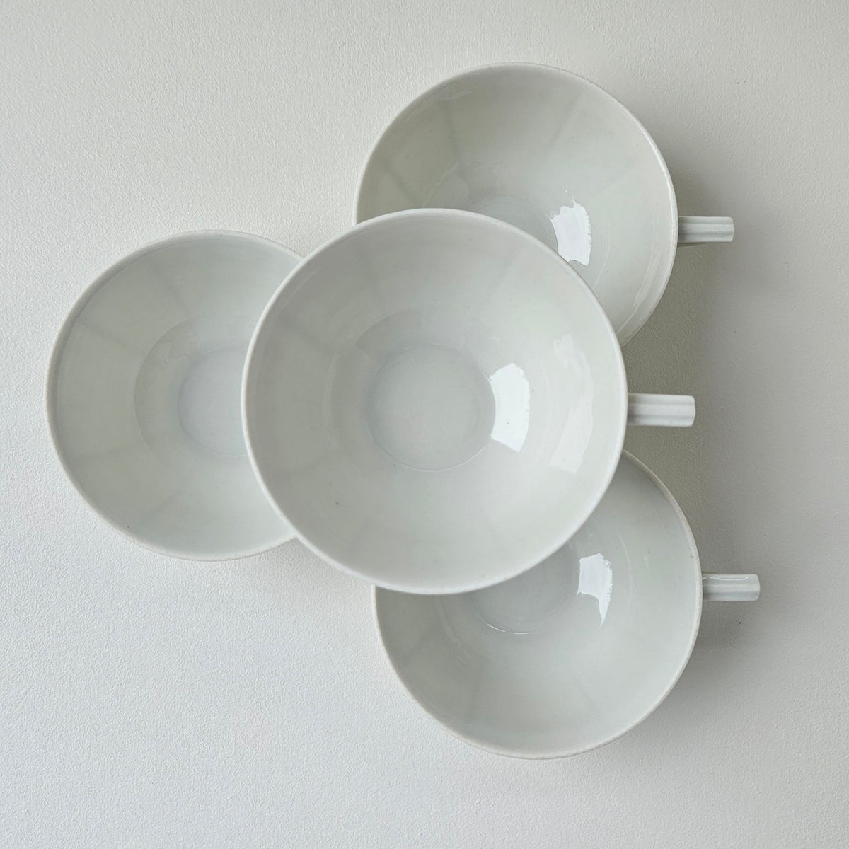 Ensemble de 4 tasses à thé en porcelaine fine – Limoges, v. 1940-1950