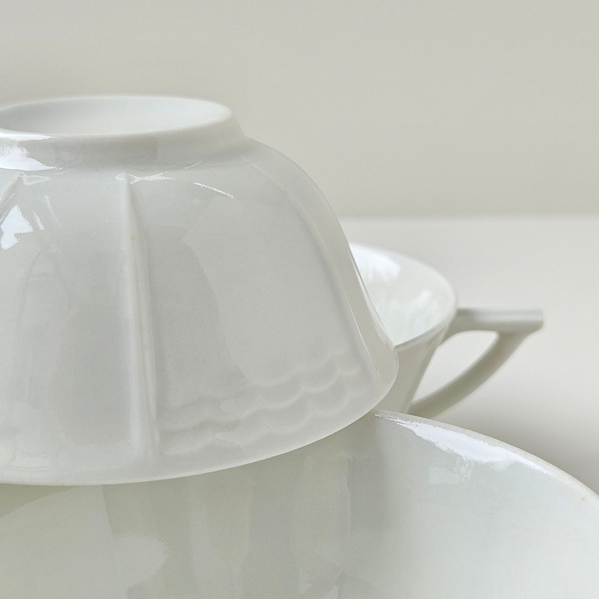 Ensemble de 4 tasses à thé en porcelaine fine – Limoges, v. 1940-1950