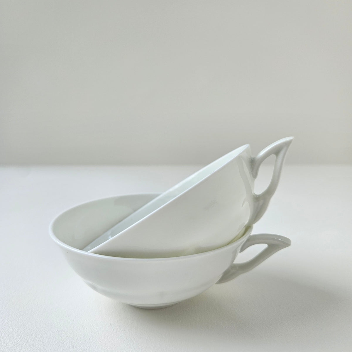 Paire de tasses à thé en porcelaine fine – Limoges, v. 1940-1950