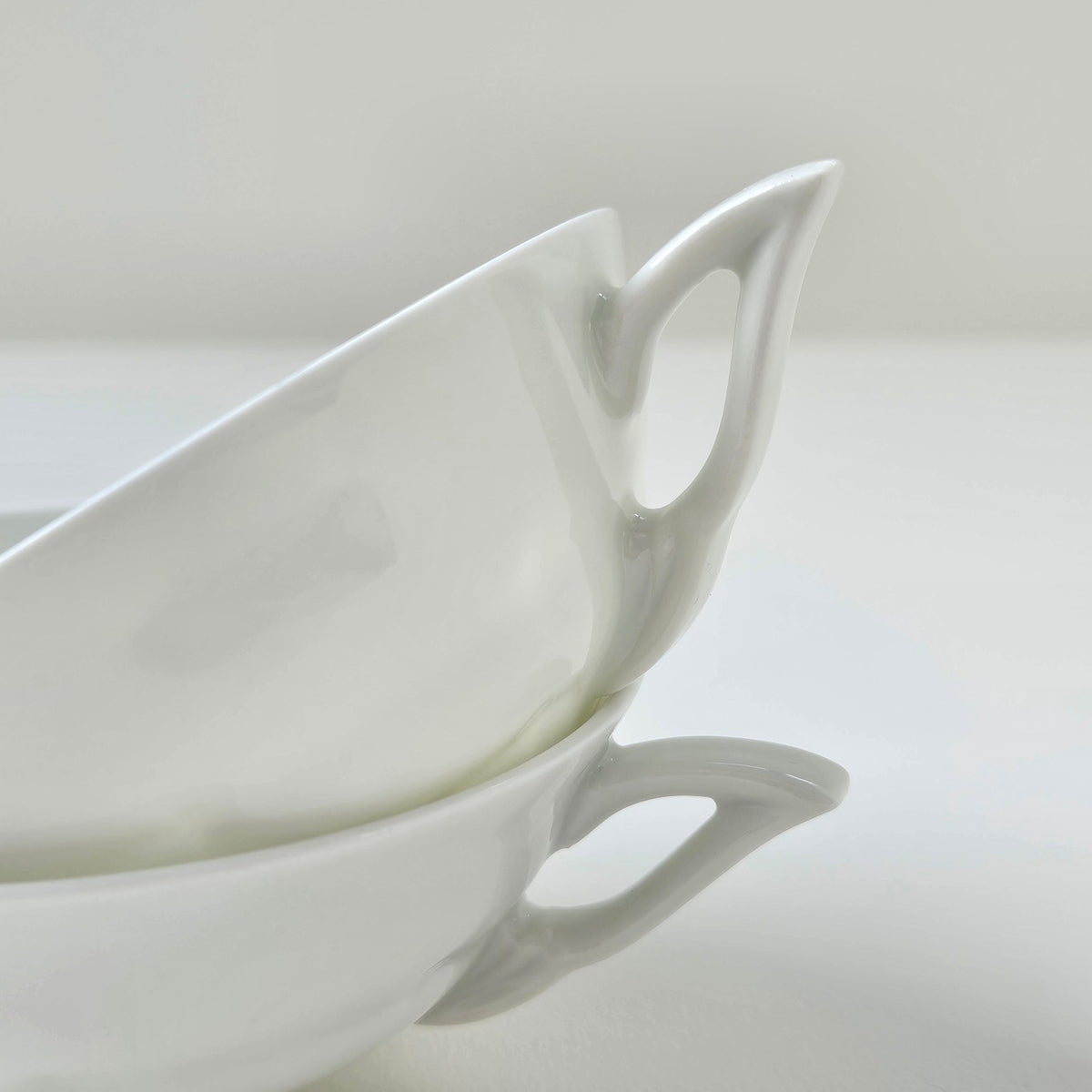 Paire de tasses à thé en porcelaine fine – Limoges, v. 1940-1950