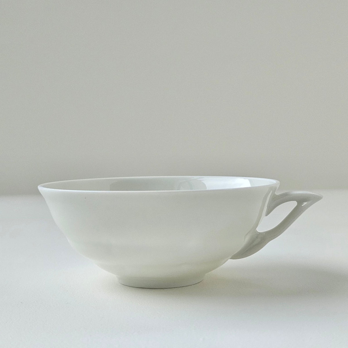 Paire de tasses à thé en porcelaine fine – Limoges, v. 1940-1950