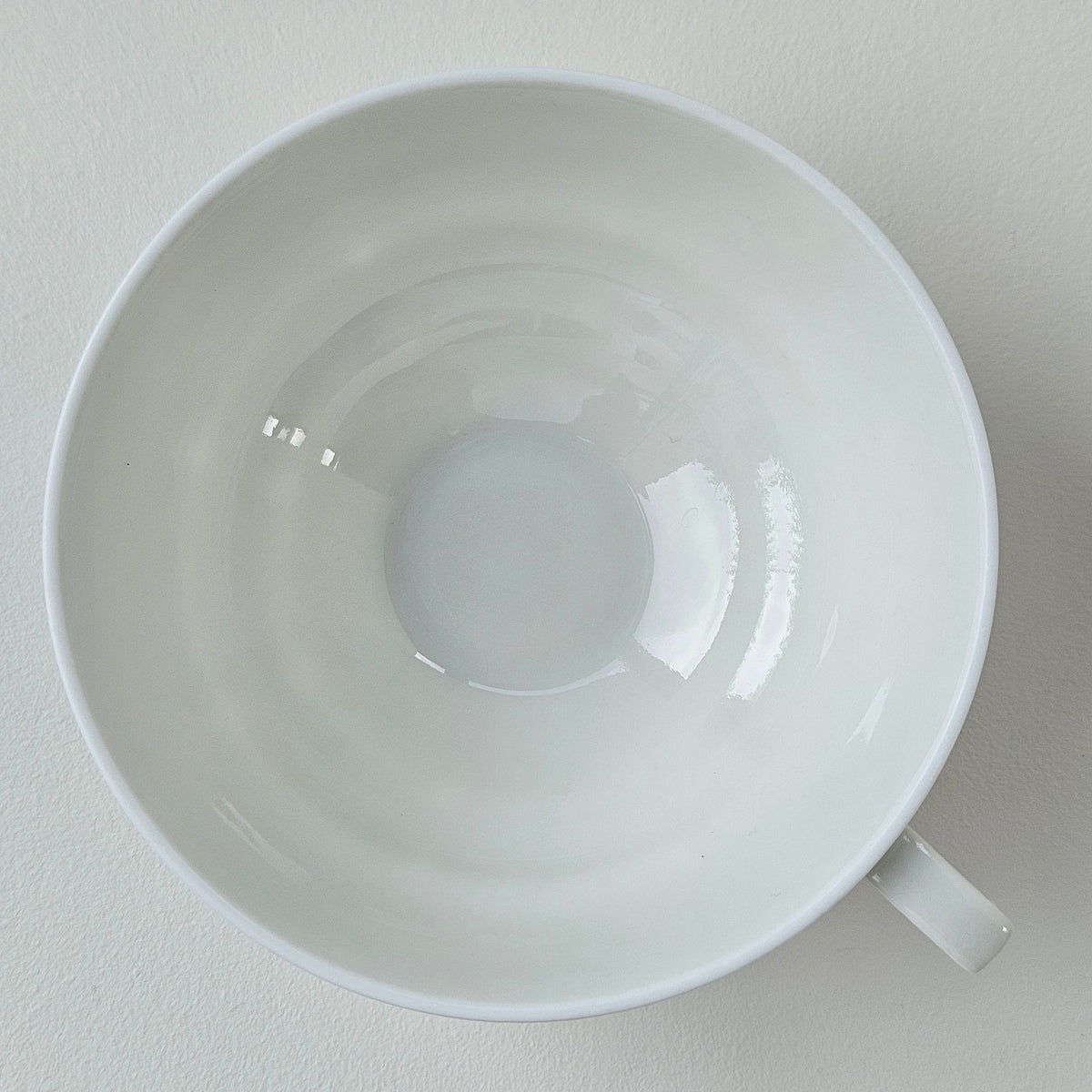 Paire de tasses à thé en porcelaine fine – Limoges, v. 1940-1950