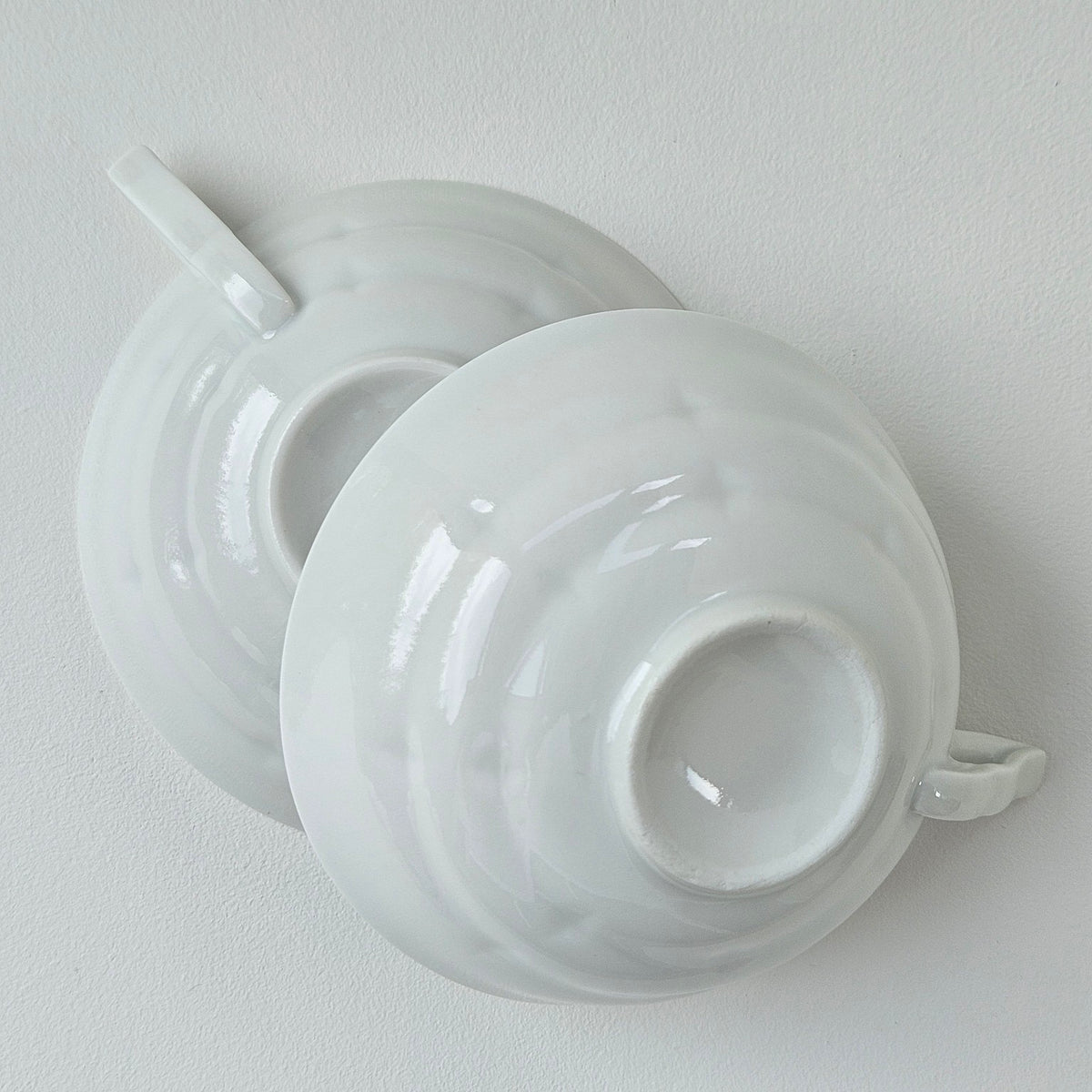 Paire de tasses à thé en porcelaine fine – Limoges, v. 1940-1950
