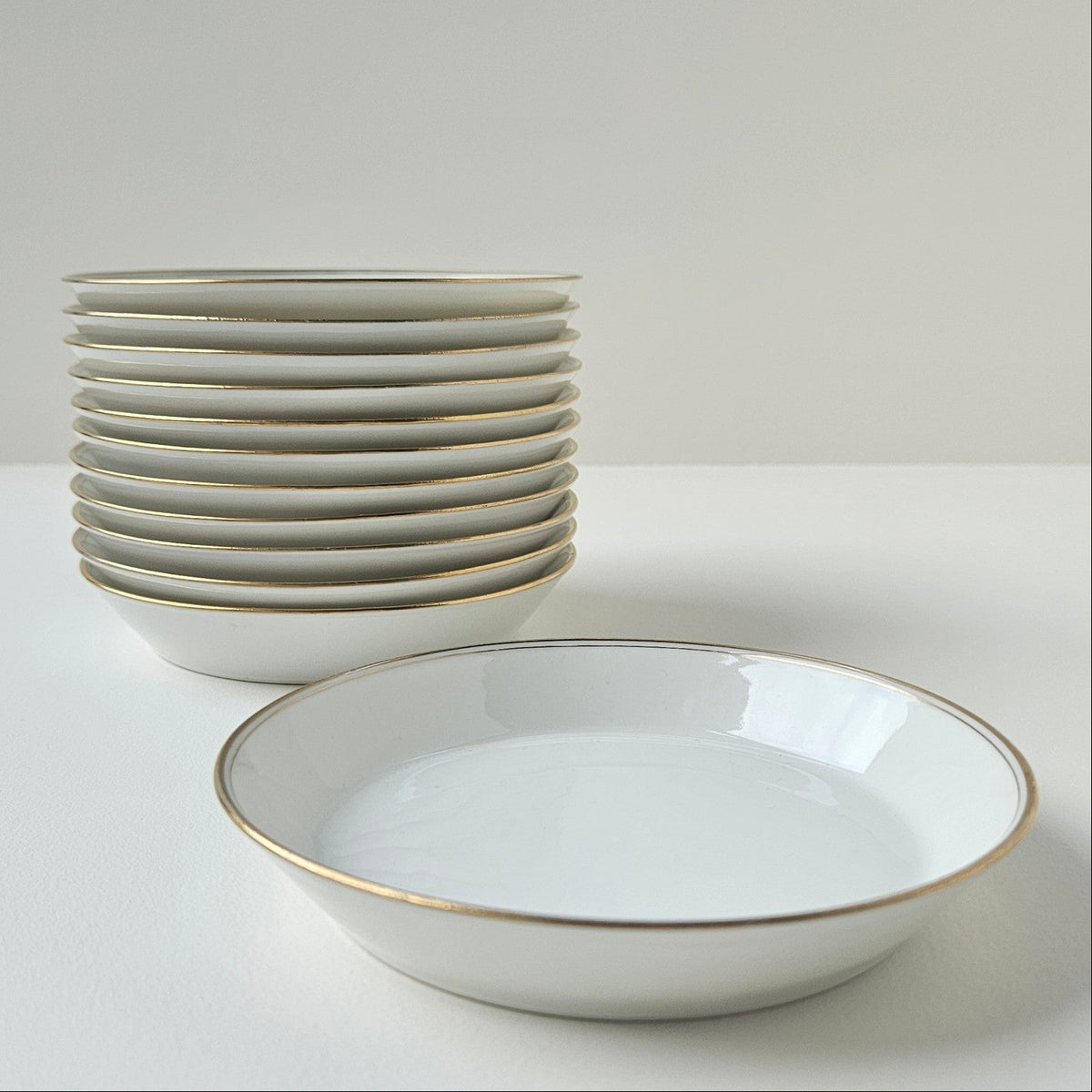 Ensemble de huit coupelles à double filet doré – Manufacture Haviland – Limoges, v. 1950