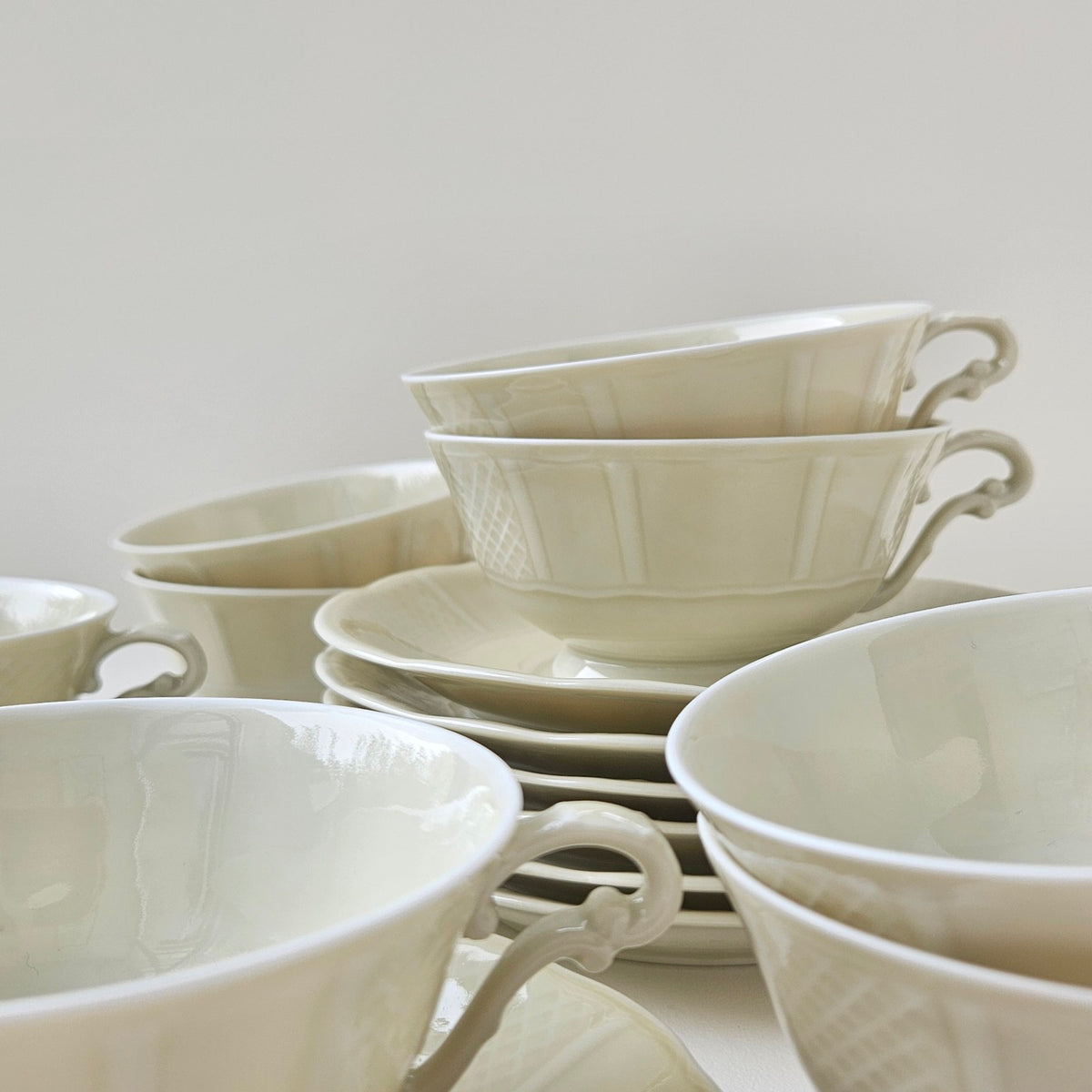 Ensemble de huit tasses et soucoupes  – Manufacture Bernardaud – Limoges, v. 1910-1920