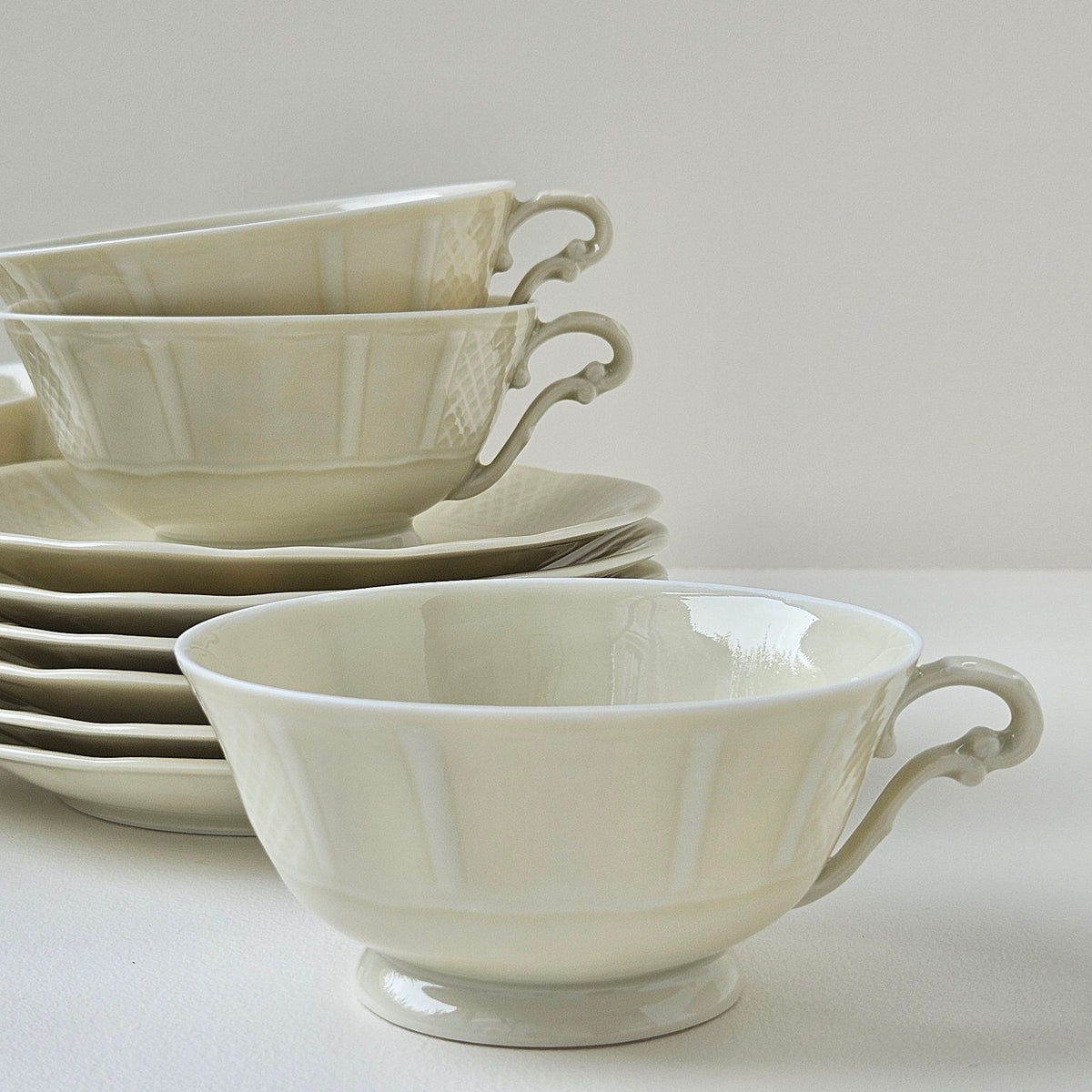 Ensemble de huit tasses et soucoupes  – Manufacture Bernardaud – Limoges, v. 1910-1920