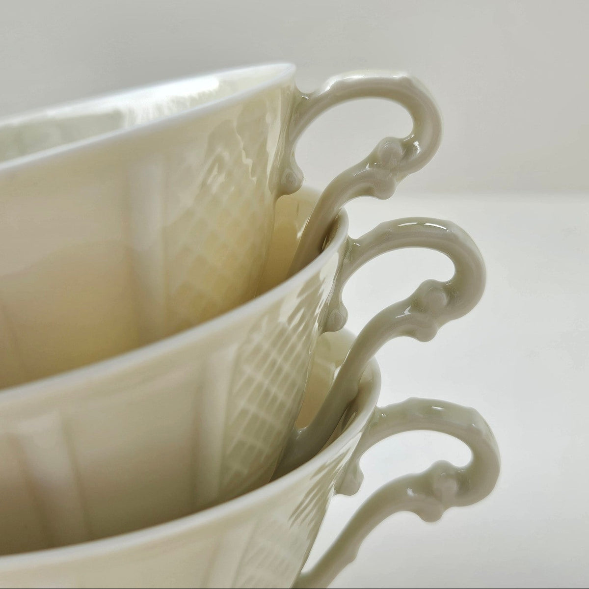 Ensemble de huit tasses et soucoupes  – Manufacture Bernardaud – Limoges, v. 1910-1920