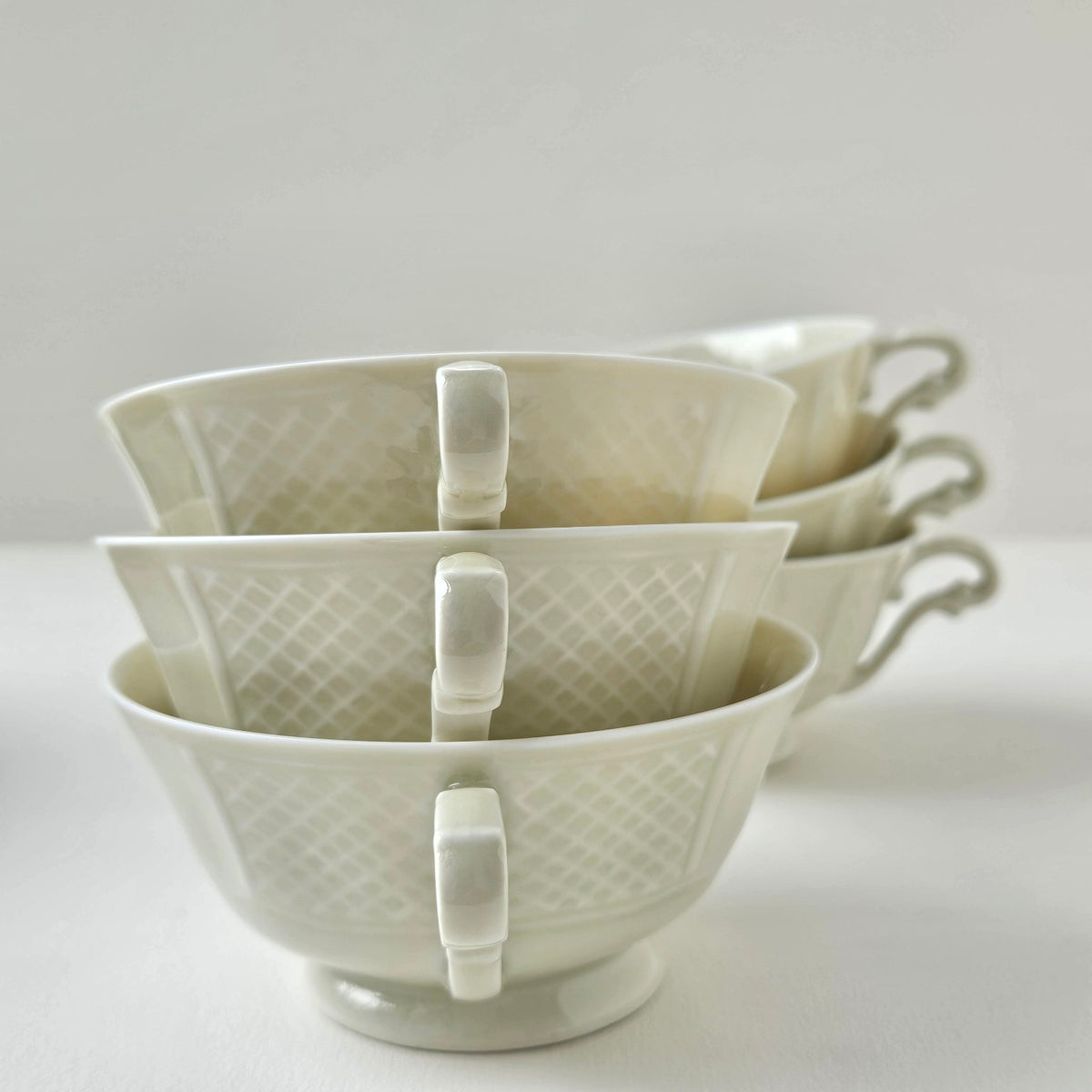 Ensemble de huit tasses et soucoupes  – Manufacture Bernardaud – Limoges, v. 1910-1920