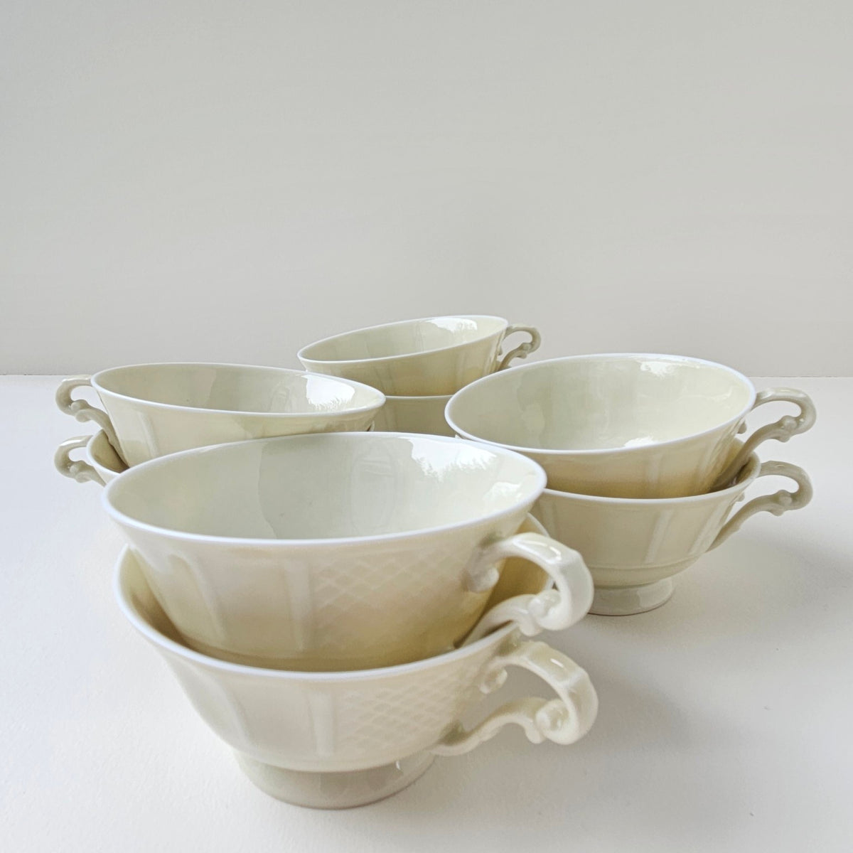 Ensemble de huit tasses et soucoupes  – Manufacture Bernardaud – Limoges, v. 1910-1920