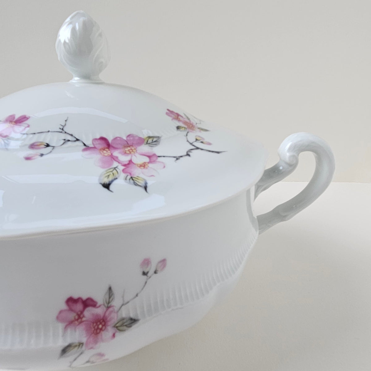 Soupière – Décor japonisant – Manufacture Haviland – Limoges, 2e moitié du XXᵉ s.