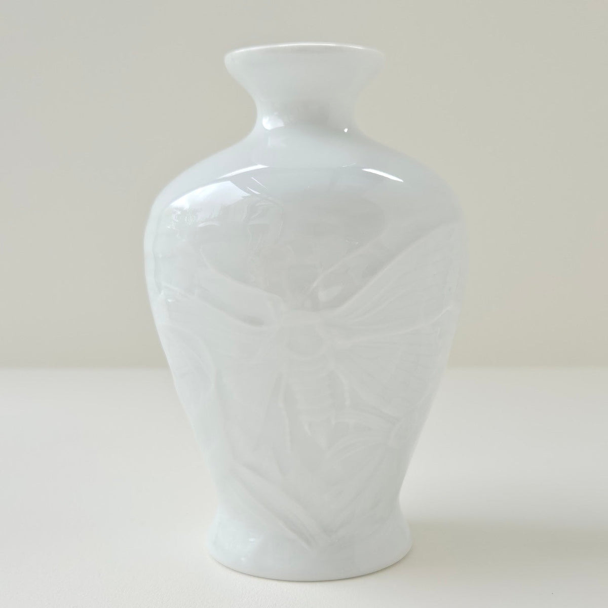 Petit vase en porcelaine – Décor Art nouveau – Papillon & fleur  – Limoges, 2e moitié du XXᵉ s.