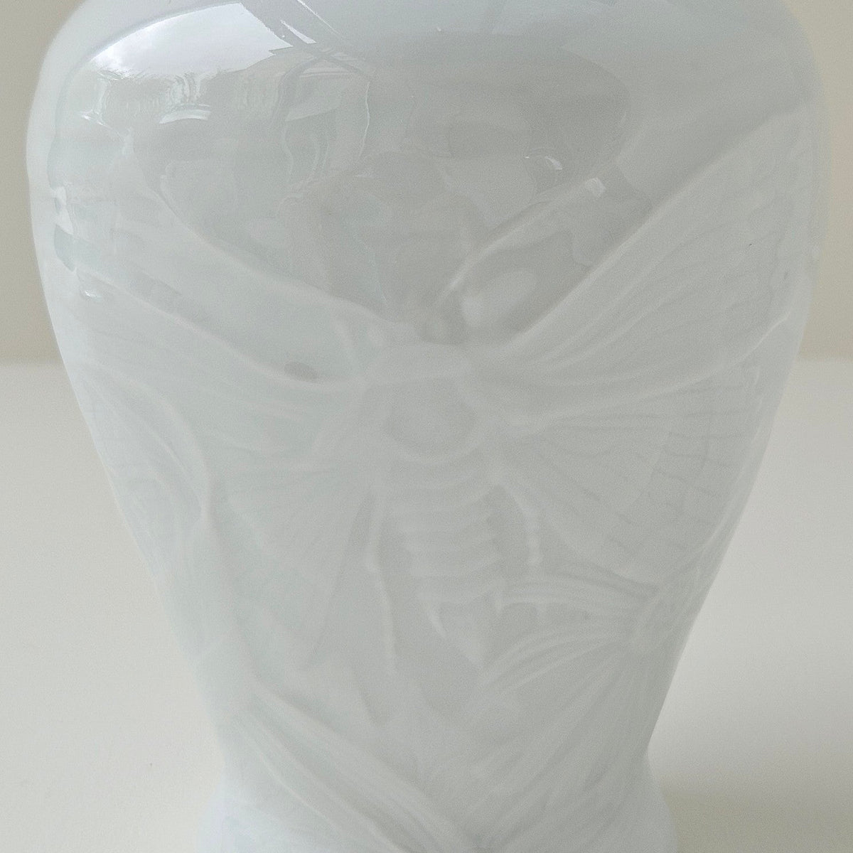 Petit vase en porcelaine – Décor Art nouveau – Papillon & fleur  – Limoges, 2e moitié du XXᵉ s.