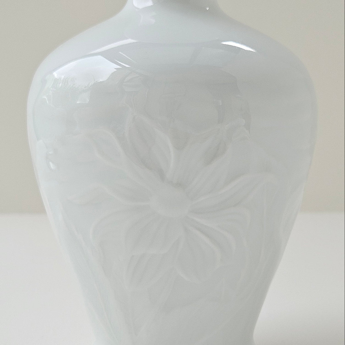 Petit vase en porcelaine – Décor Art nouveau – Papillon & fleur  – Limoges, 2e moitié du XXᵉ s.