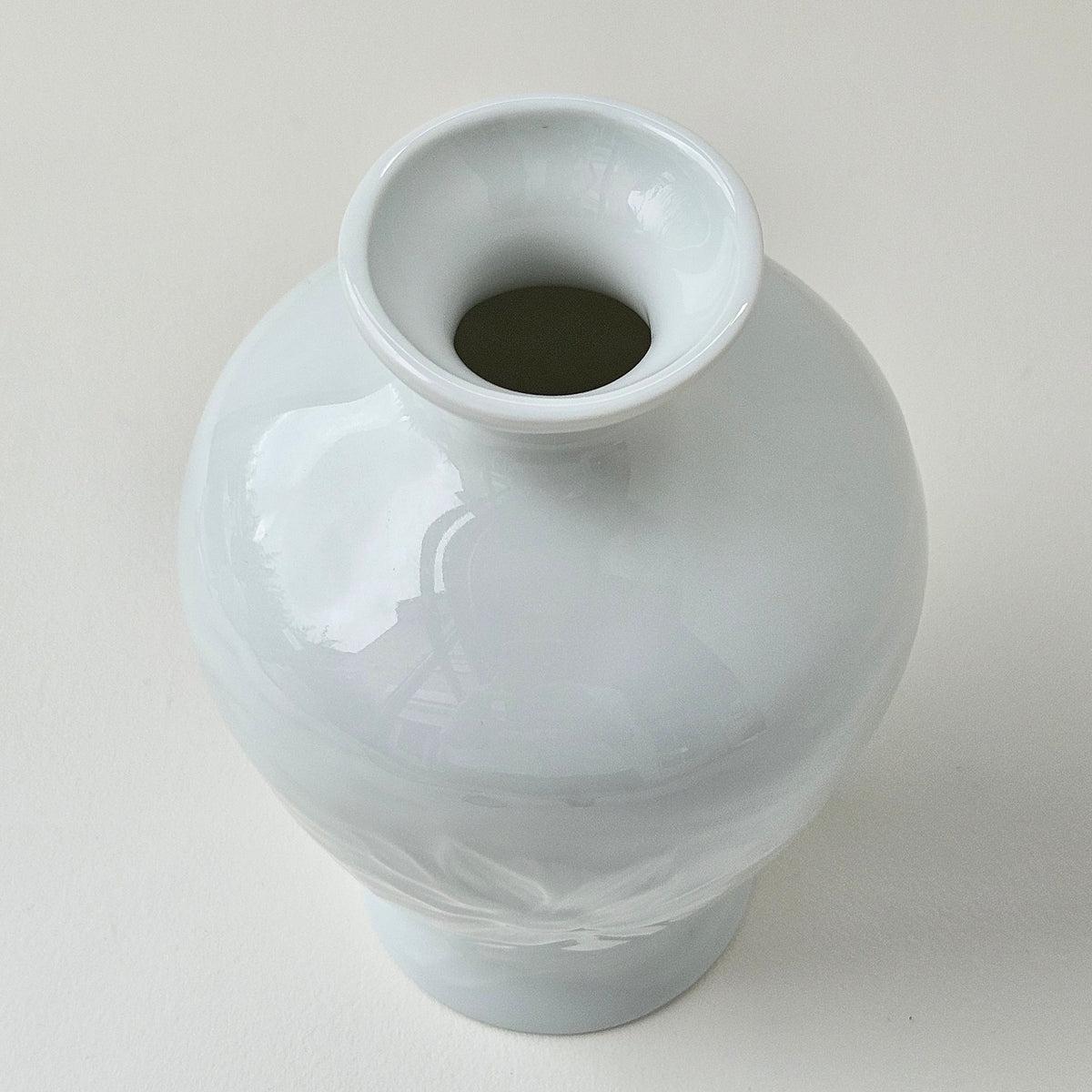 Petit vase en porcelaine – Décor Art nouveau – Papillon & fleur  – Limoges, 2e moitié du XXᵉ s.