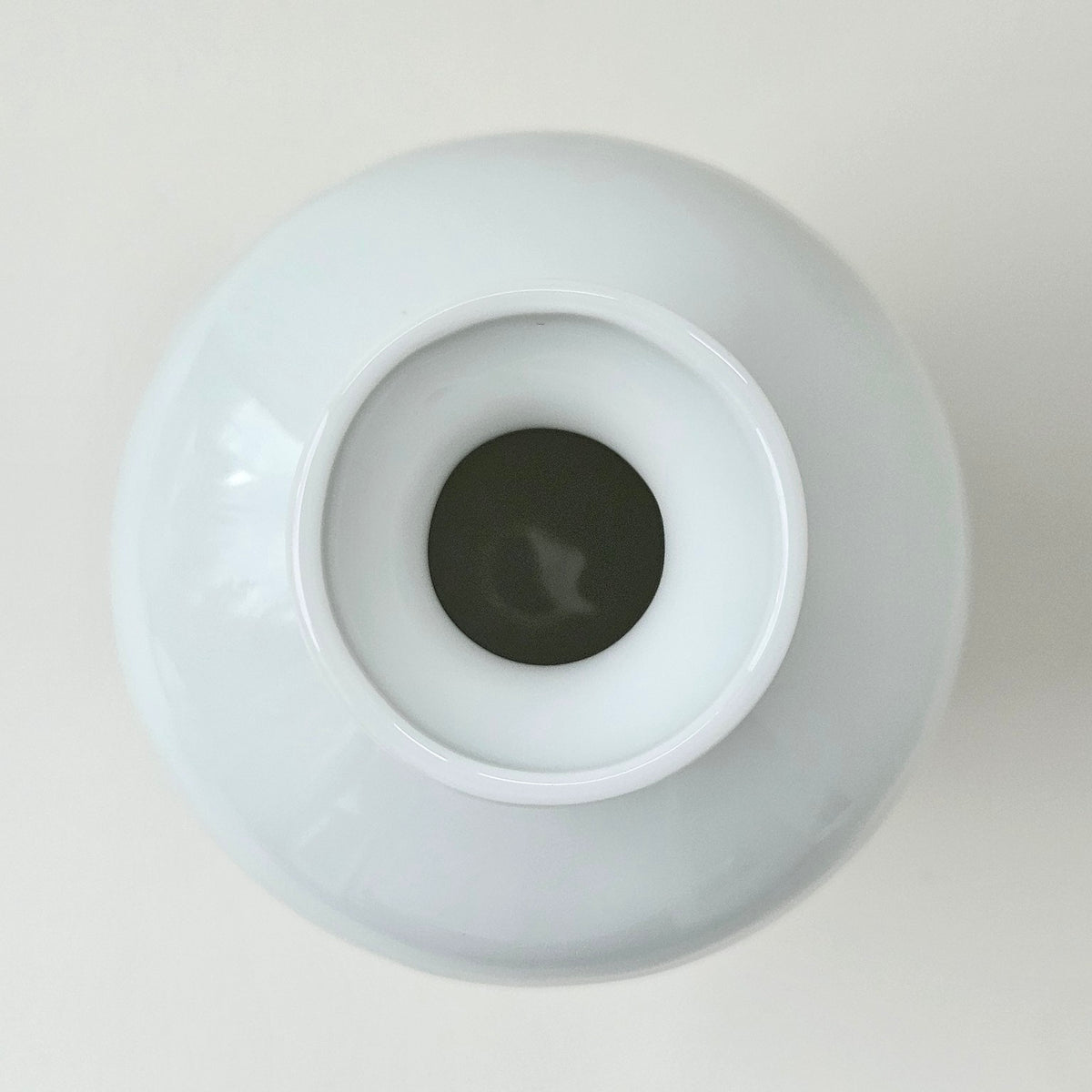 Petit vase en porcelaine – Décor Art nouveau – Papillon & fleur  – Limoges, 2e moitié du XXᵉ s.