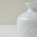 Petit vase en porcelaine – Décor Art nouveau – Papillon & fleur  – Limoges, 2e moitié du XXᵉ s.