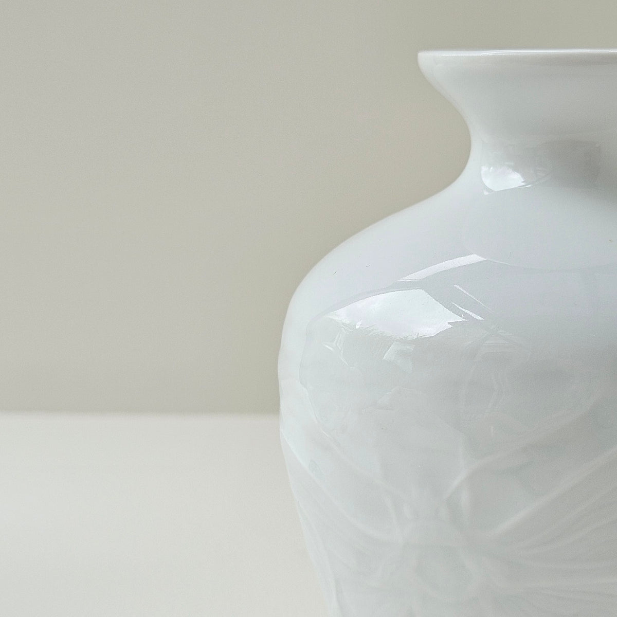 Petit vase en porcelaine – Décor Art nouveau – Papillon & fleur  – Limoges, 2e moitié du XXᵉ s.