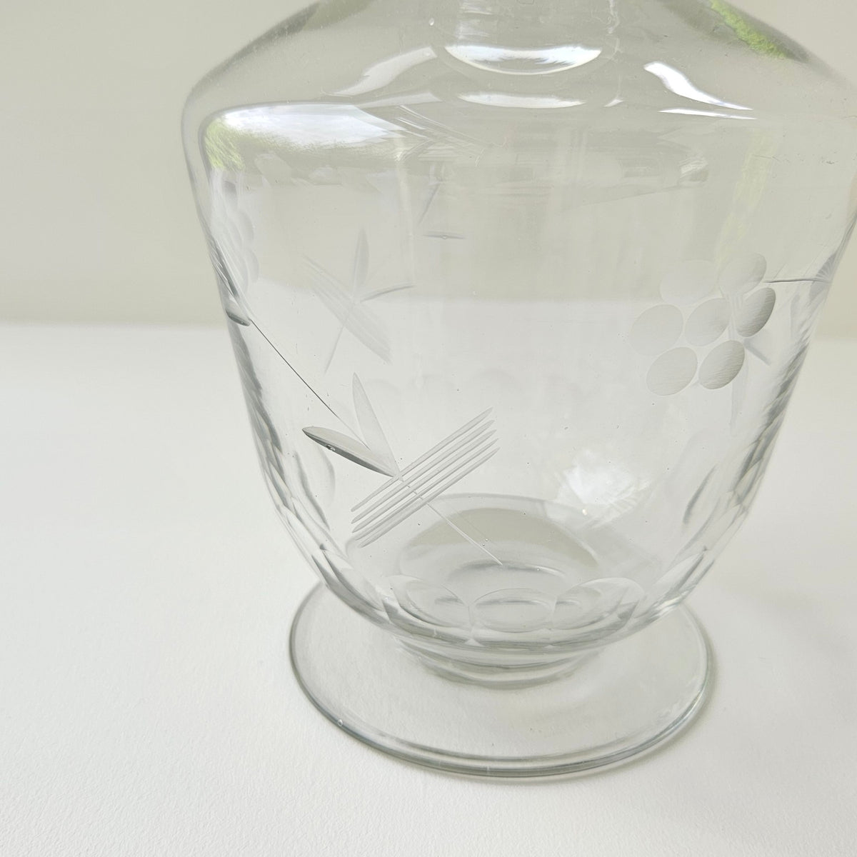 Carafe à liqueur en verre gravé – France, v. 1950