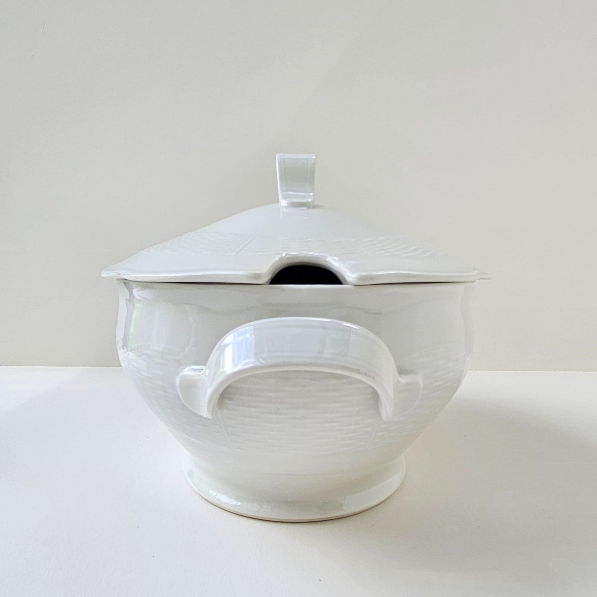 Soupière ovale en porcelaine ivoire – Manufacture Théodore Haviland – Limoges, v. 1920
