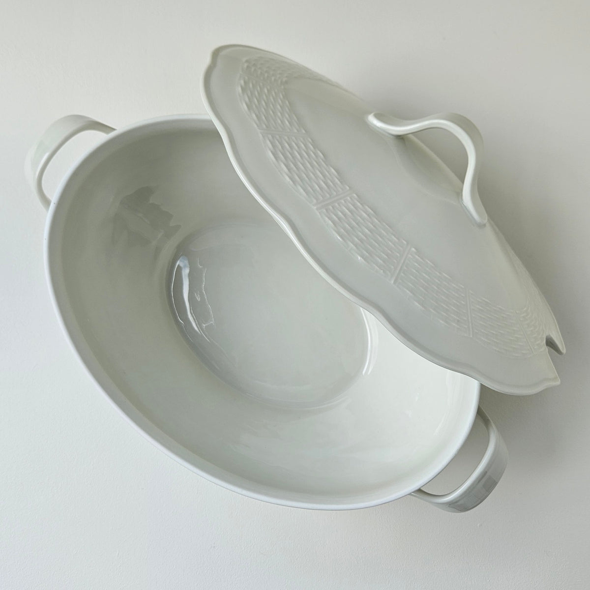 Soupière ovale en porcelaine ivoire – Manufacture Théodore Haviland – Limoges, v. 1920
