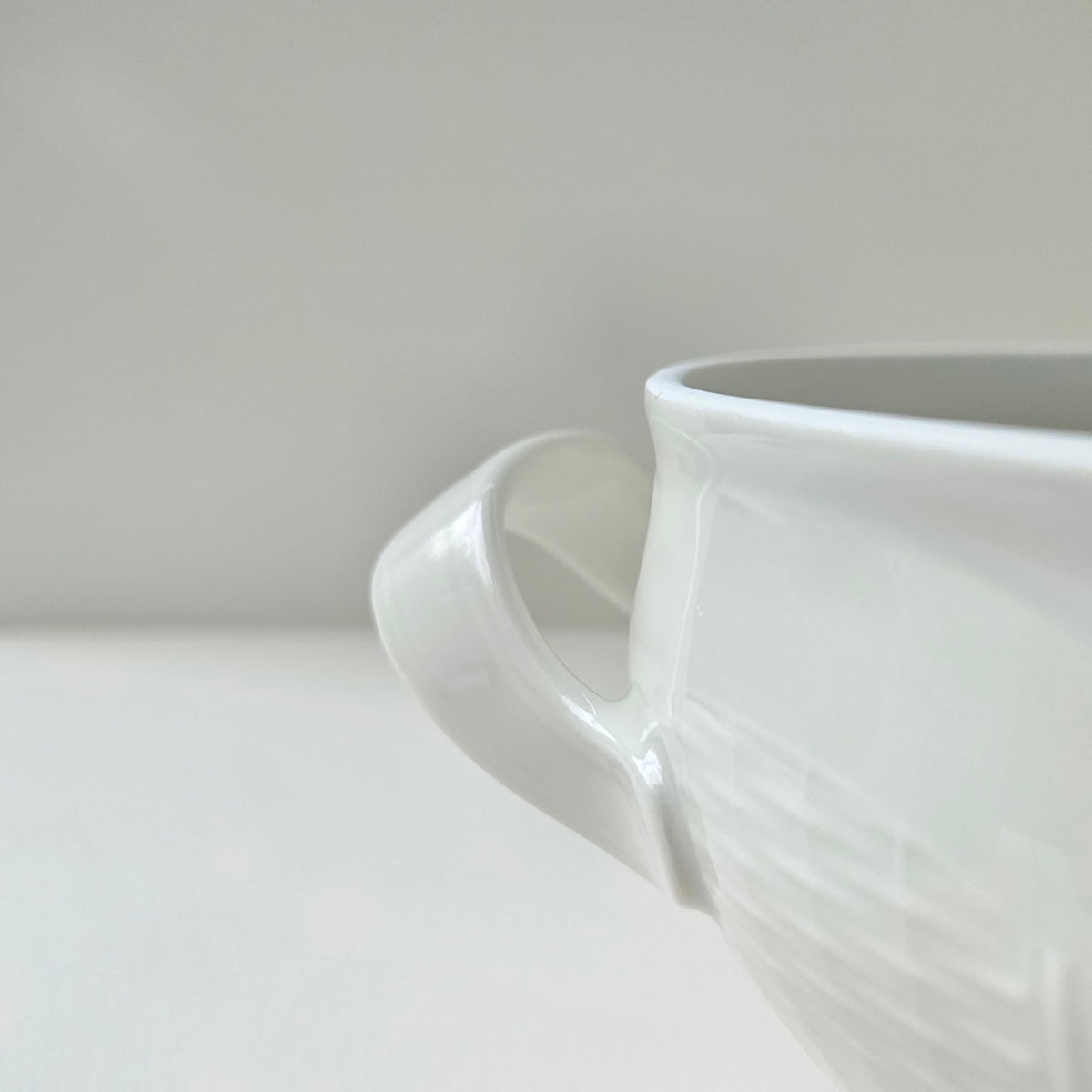 Soupière ovale en porcelaine ivoire – Manufacture Théodore Haviland – Limoges, v. 1920
