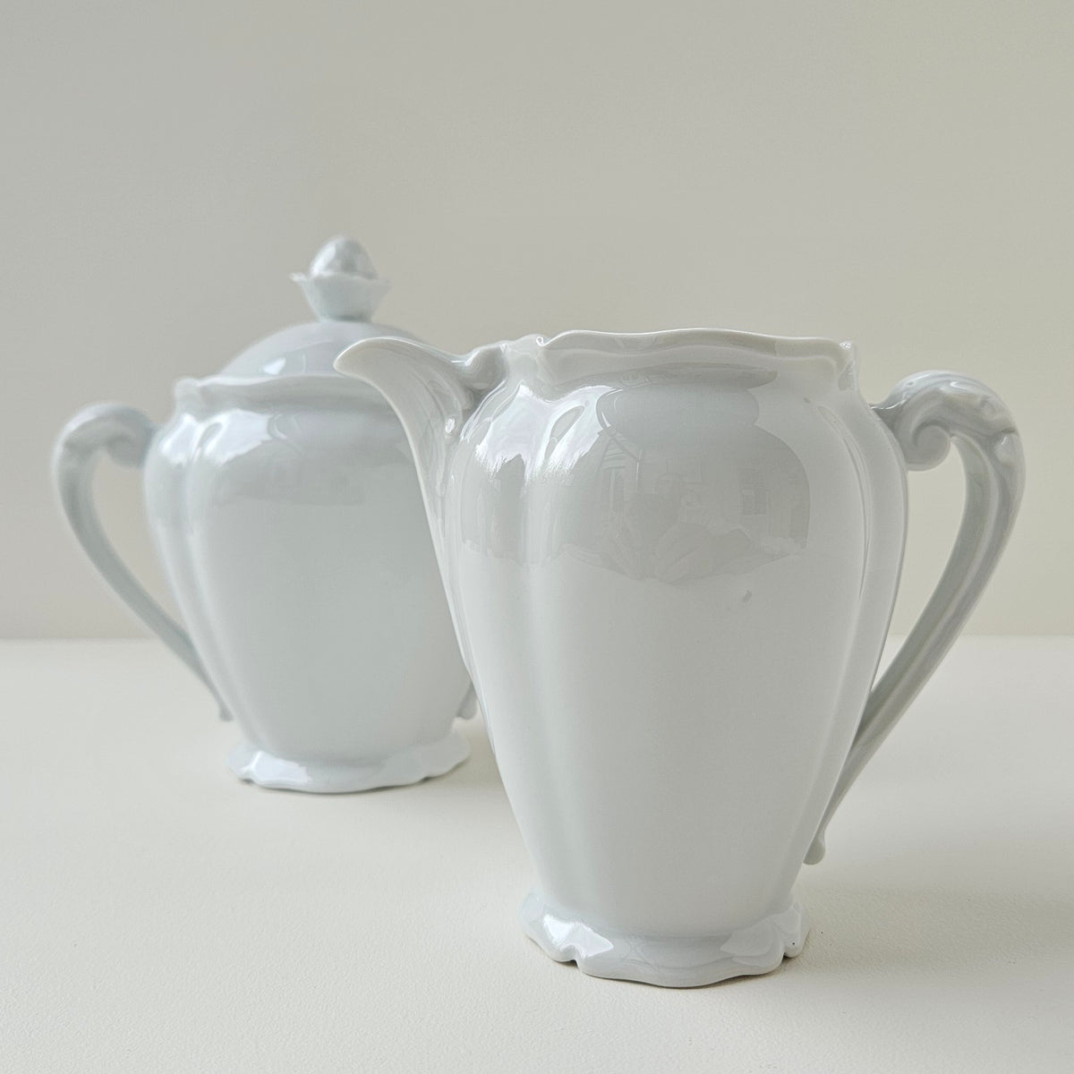 Covered Sugar Bowl & Milk Jug in Porcelain – Limoges, 2nd half of the 20th c.