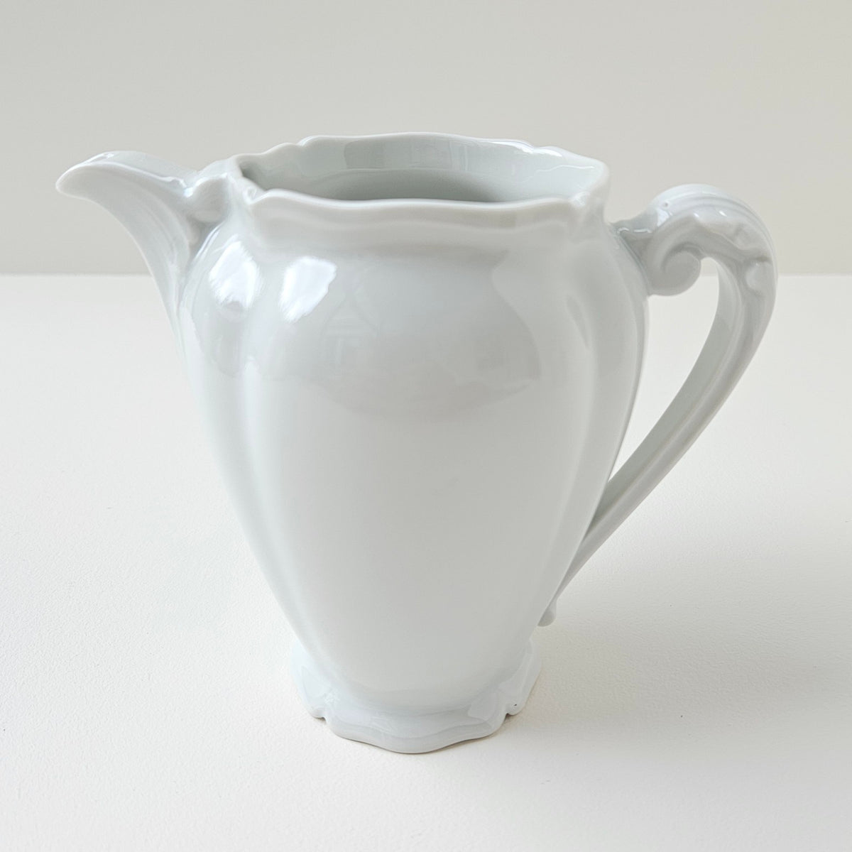 Sucrier couvert et pot à lait en porcelaine dure émaillée – Limoges, 2e moitié du XXᵉ s.