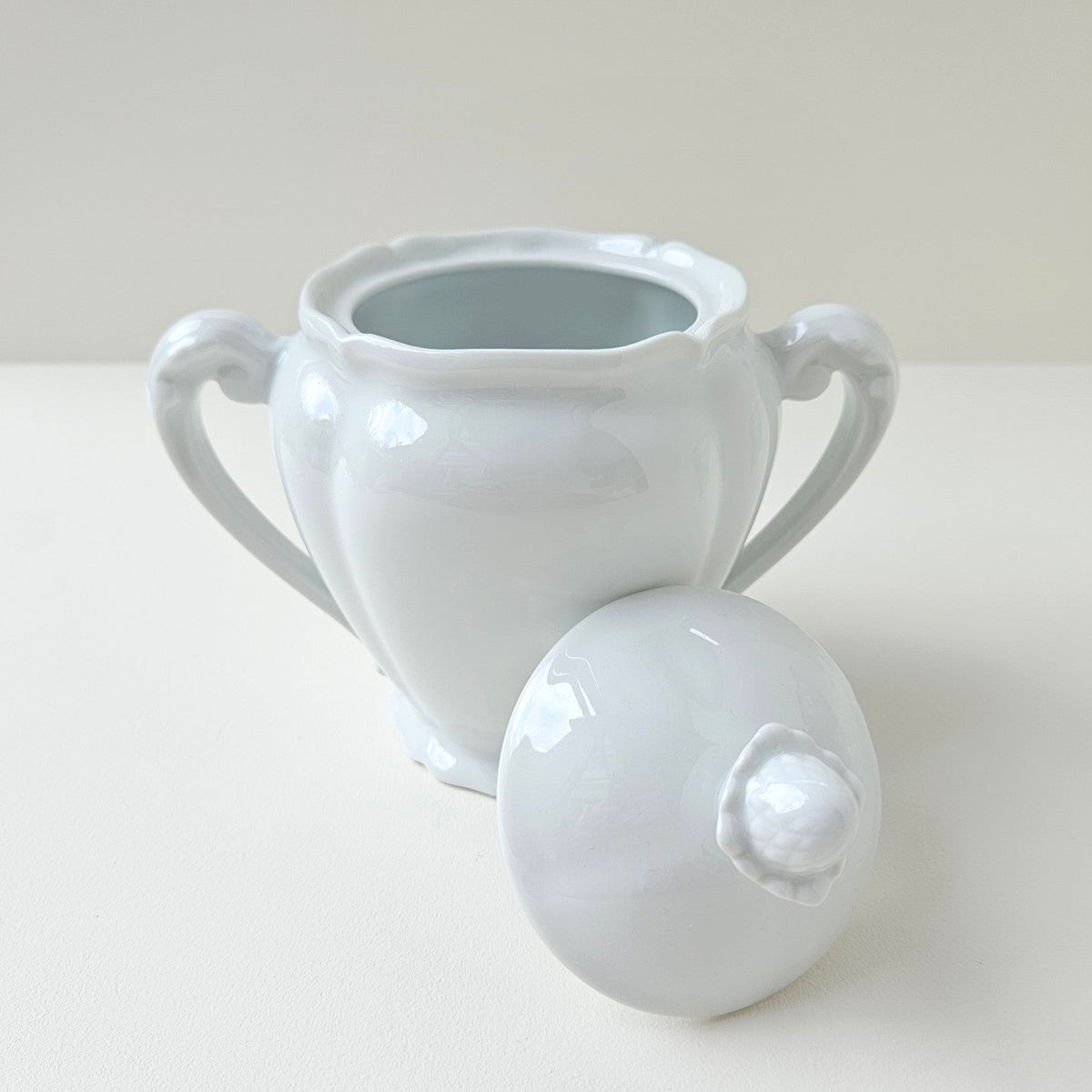 Sucrier couvert et pot à lait en porcelaine dure émaillée – Limoges, 2e moitié du XXᵉ s.