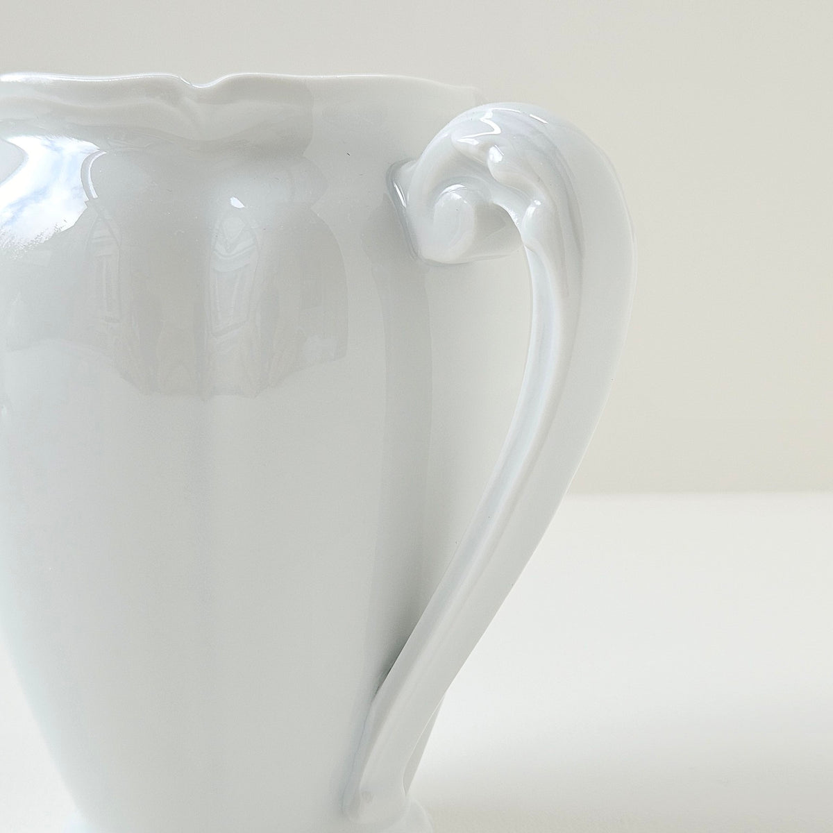Sucrier couvert et pot à lait en porcelaine dure émaillée – Limoges, 2e moitié du XXᵉ s.