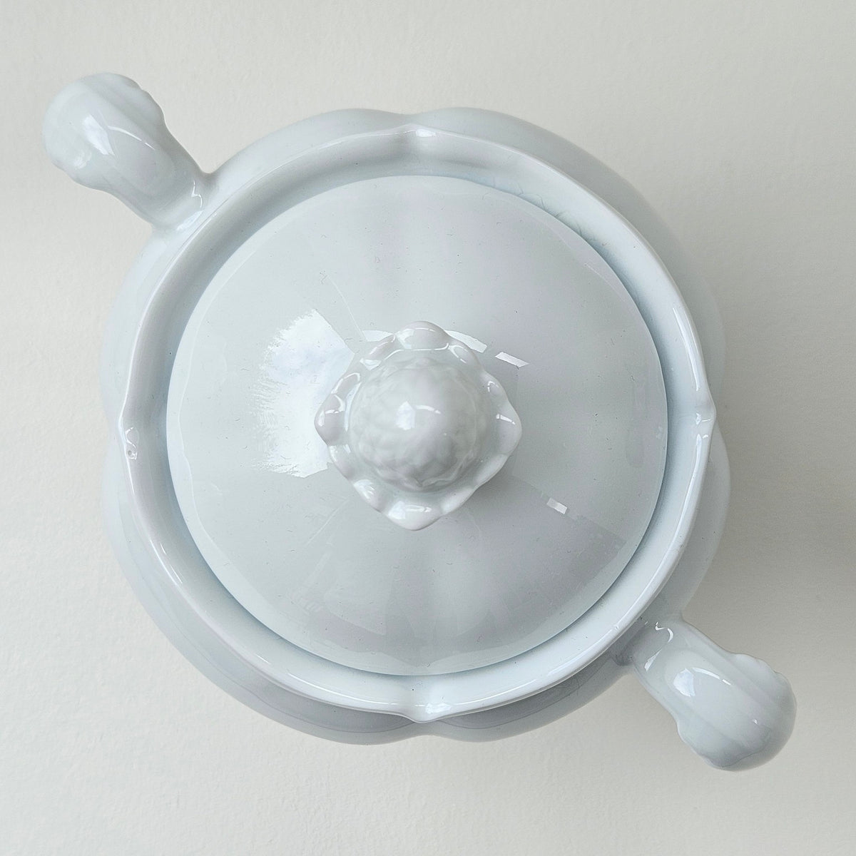 Sucrier couvert et pot à lait en porcelaine dure émaillée – Limoges, 2e moitié du XXᵉ s.