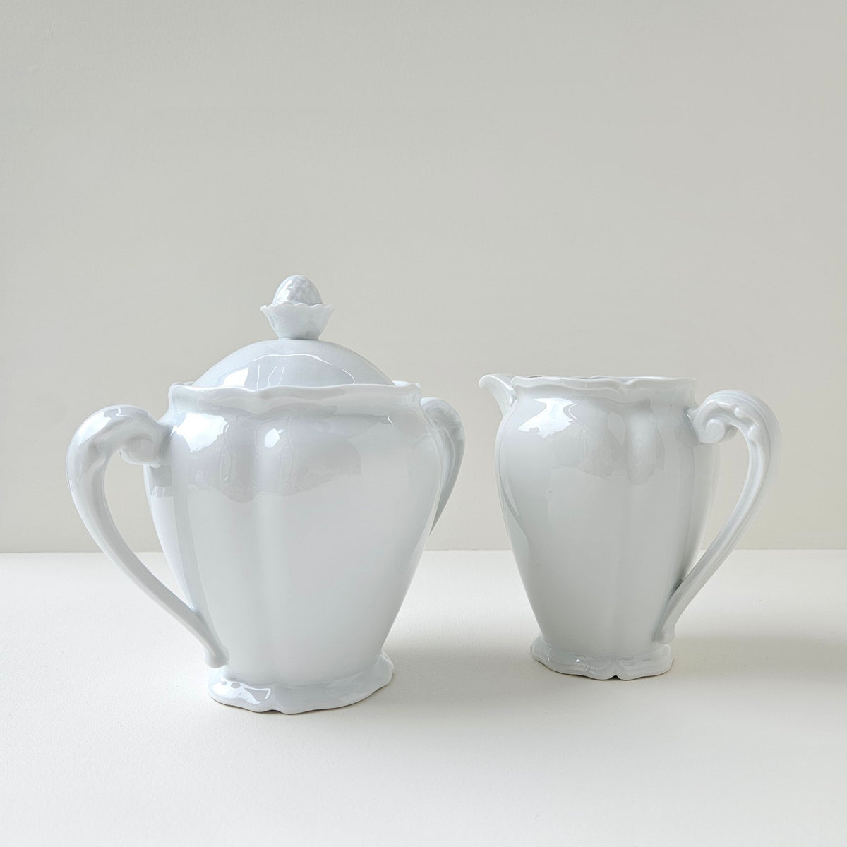 Covered Sugar Bowl & Milk Jug in Porcelain – Limoges, 2nd half of the 20th c.