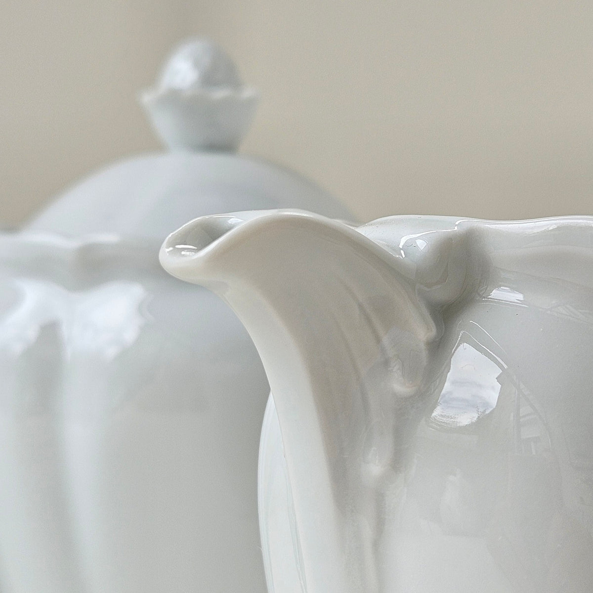 Sucrier couvert et pot à lait en porcelaine dure émaillée – Limoges, 2e moitié du XXᵉ s.