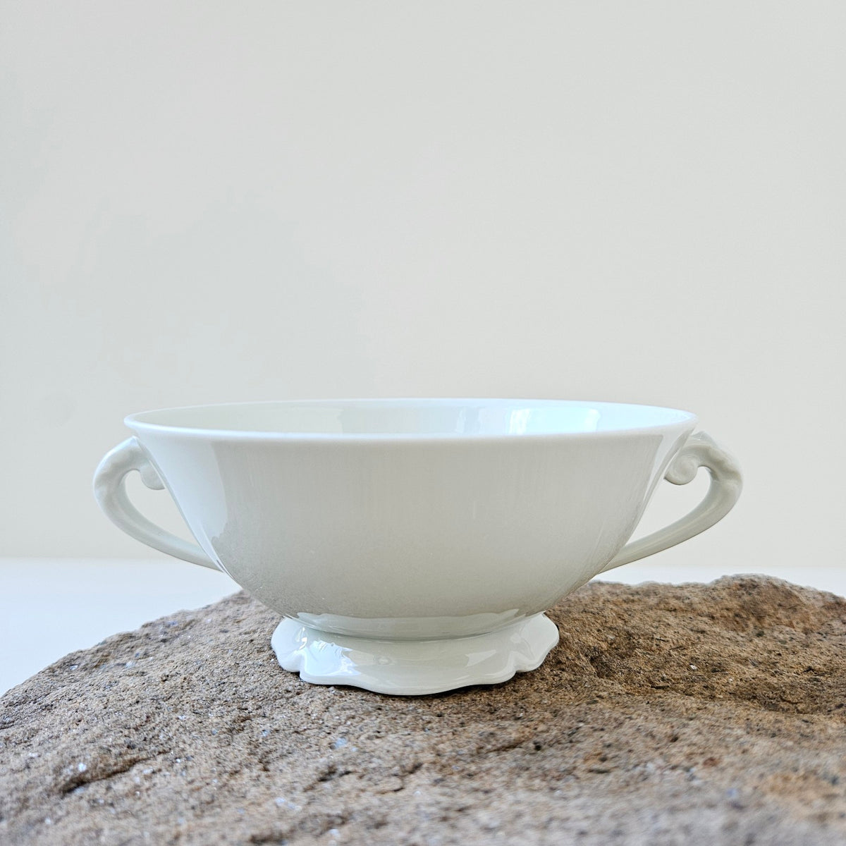 Tasse à consommé / Écuelle à bouillon en porcelaine fine – Limoges, v. 1930