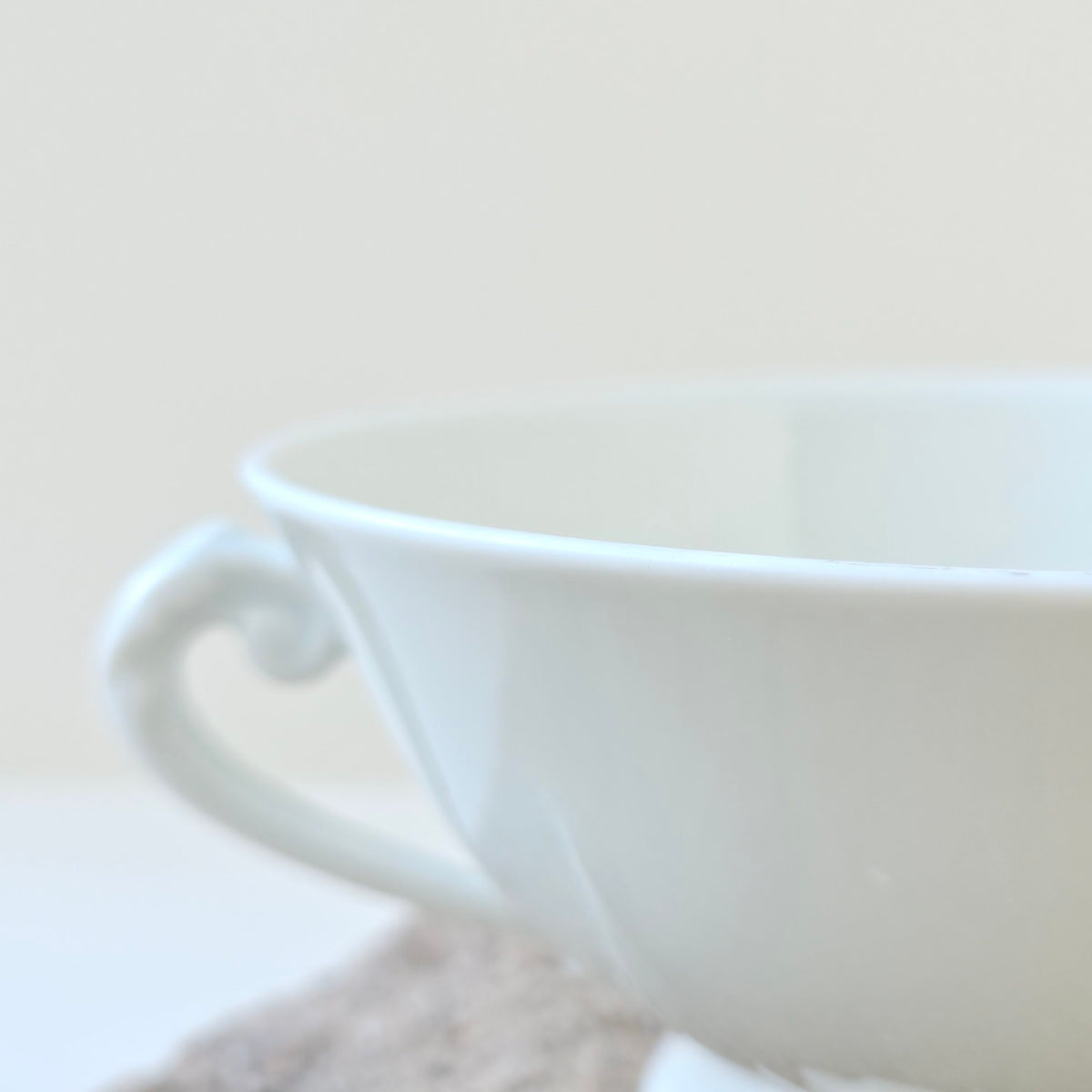 Tasse à consommé / Écuelle à bouillon en porcelaine fine – Limoges, v. 1930