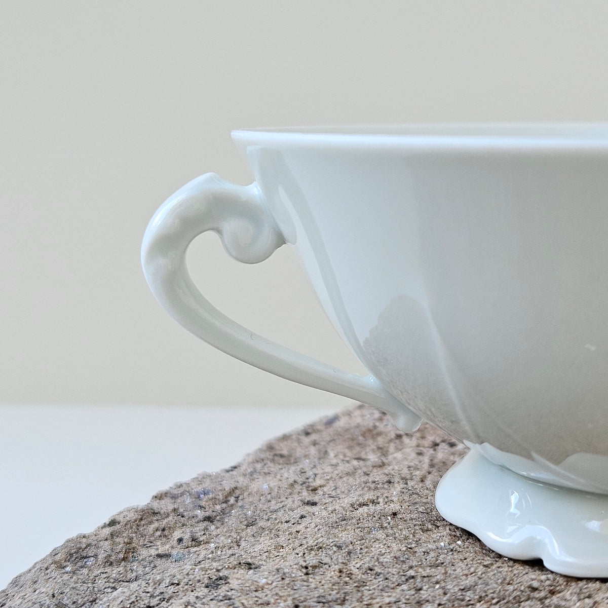 Tasse à consommé / Écuelle à bouillon en porcelaine fine – Limoges, v. 1930
