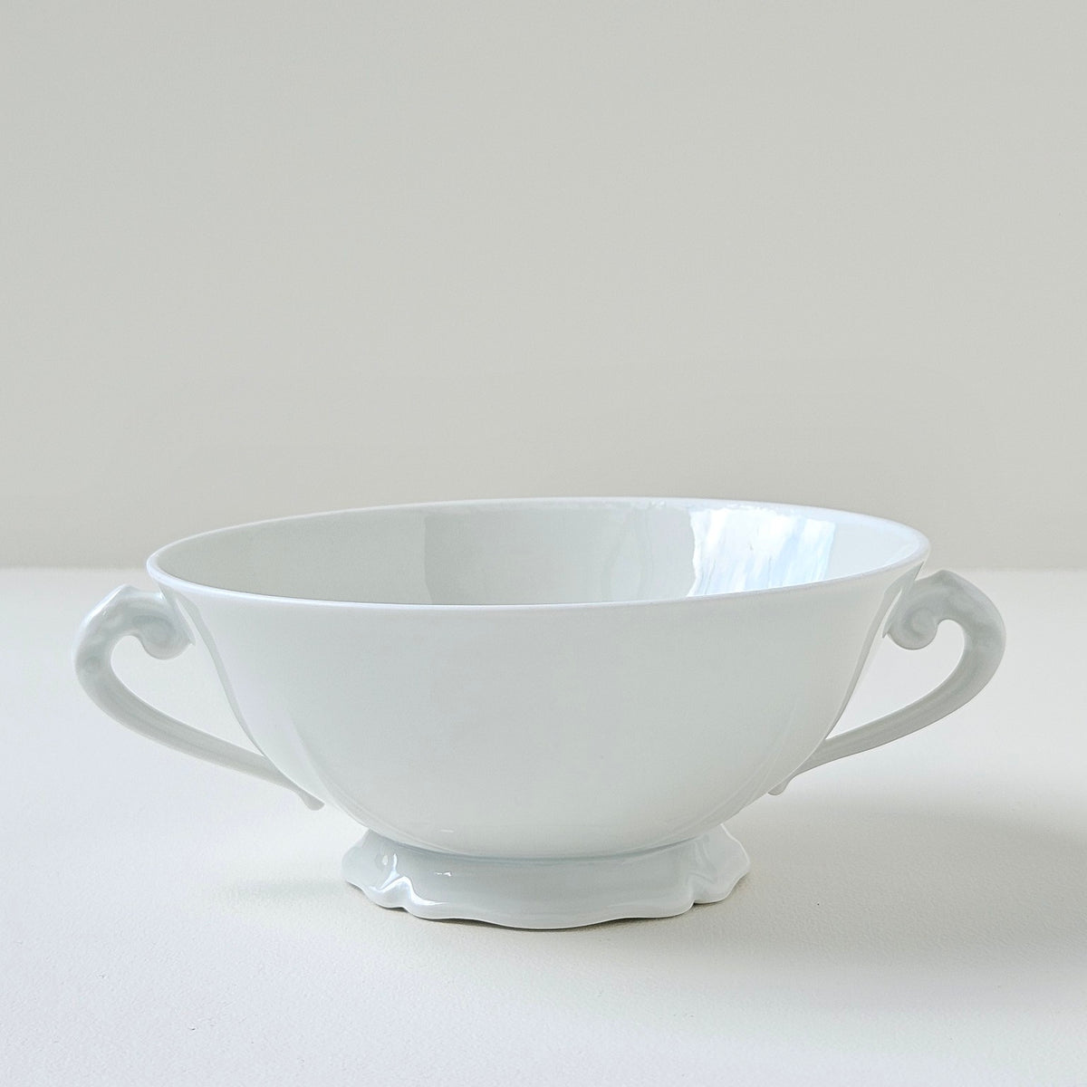 Tasse à consommé / Écuelle à bouillon en porcelaine fine – Limoges, v. 1930