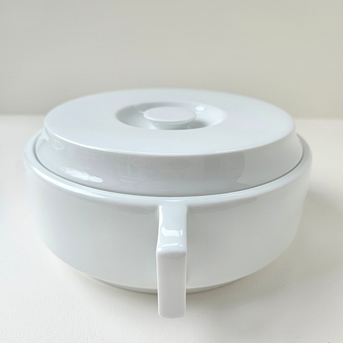 Soupière ronde moderniste en porcelaine blanche – Limoges, vers 1970-1980