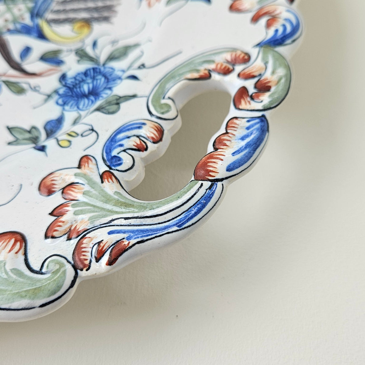Assiette en faïence – Décor Rouen – Masse Frères / Les Artisans Faïenciers – Desvres, v. 1960